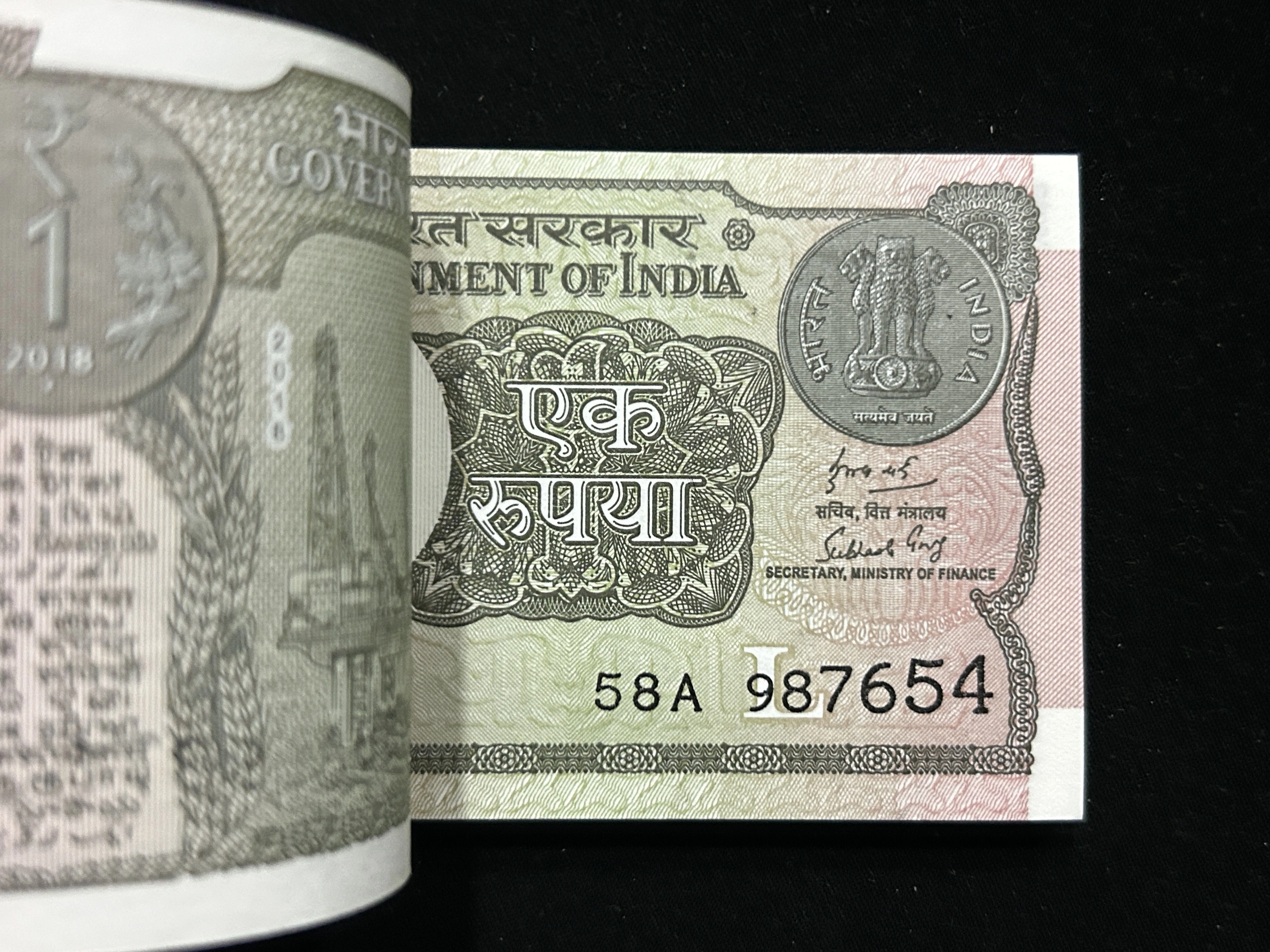 India, 2018 Rupee 1 Complete Bundle Of  Ladder Fancy Serial Number 987654, Holy Fancy Serial Number Ending 687 (Reverse 786), Sign. Subhash Chandra Garg, UNC, (58A 987601)