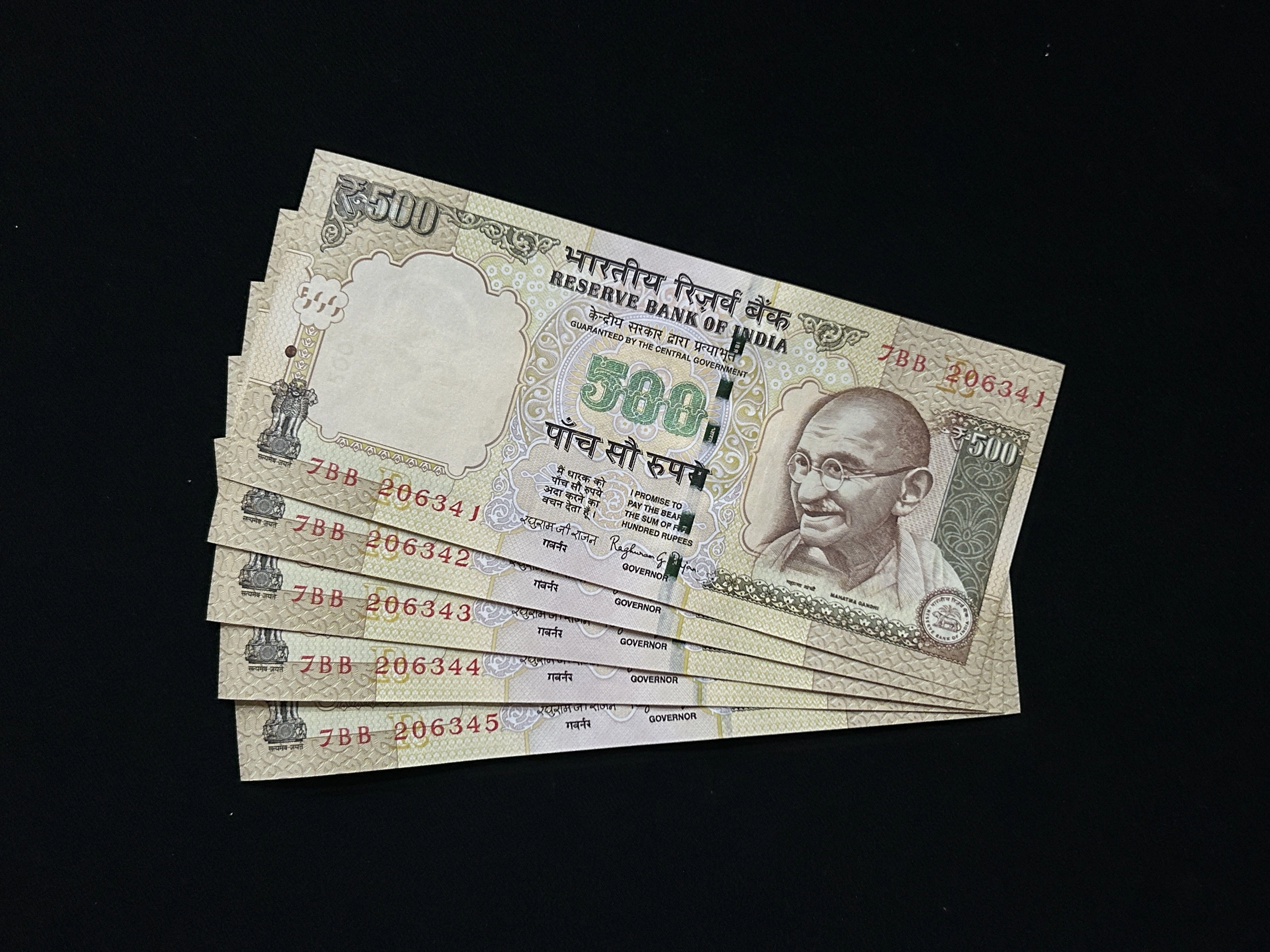 India, 2014 Rupees 500 x 5 Consecutive Serial Number Banknotes, Same Prefix (7BB), Sign. Raghuram G. Rajan, UNC, (7BB 206341)
