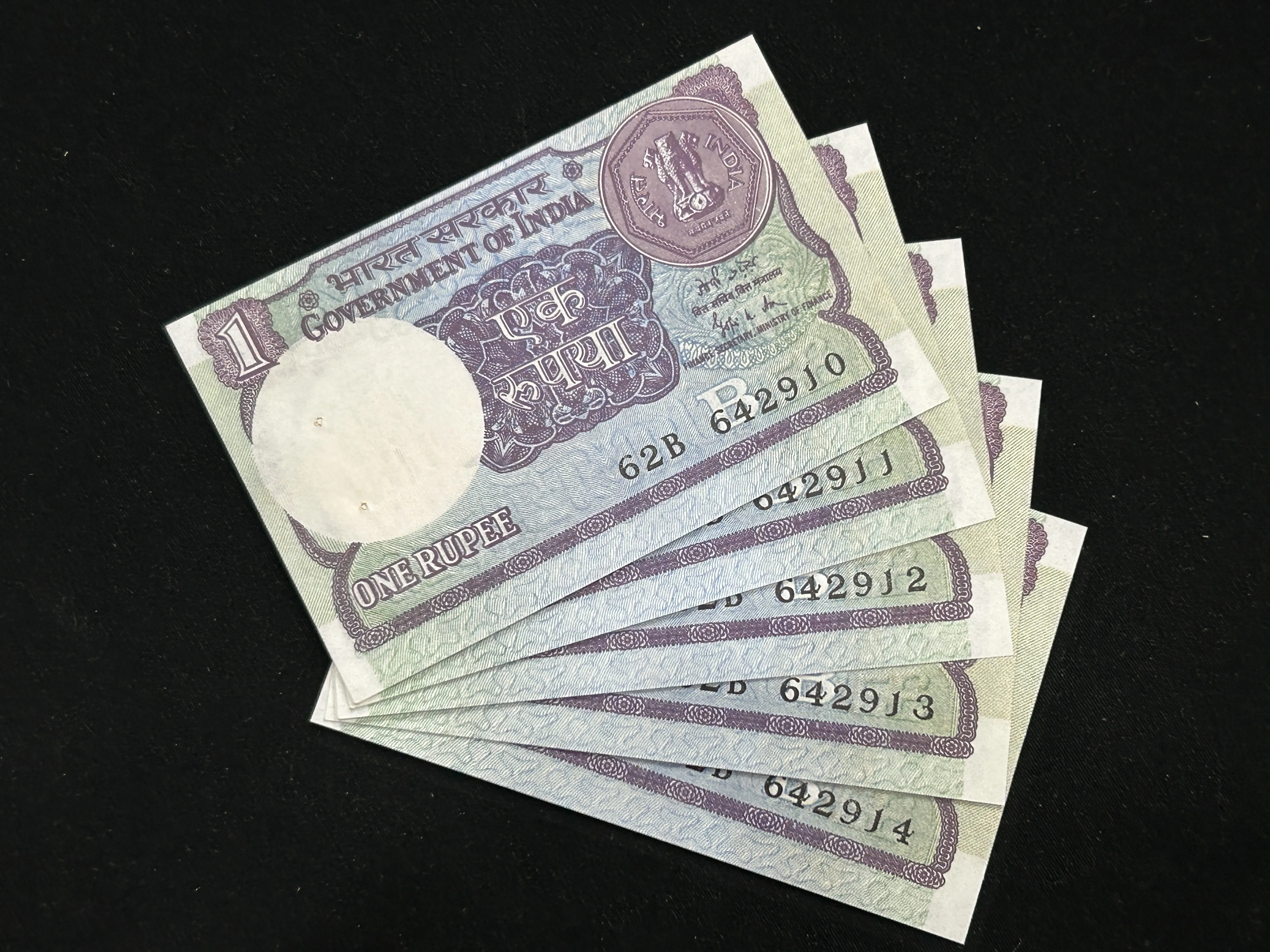 India, 1989 Rupee 1 x 5 Consecutive Serial Number Banknotes, Sign. Gopi Kishen Arora, Inset B, UNC, (62B 642910)