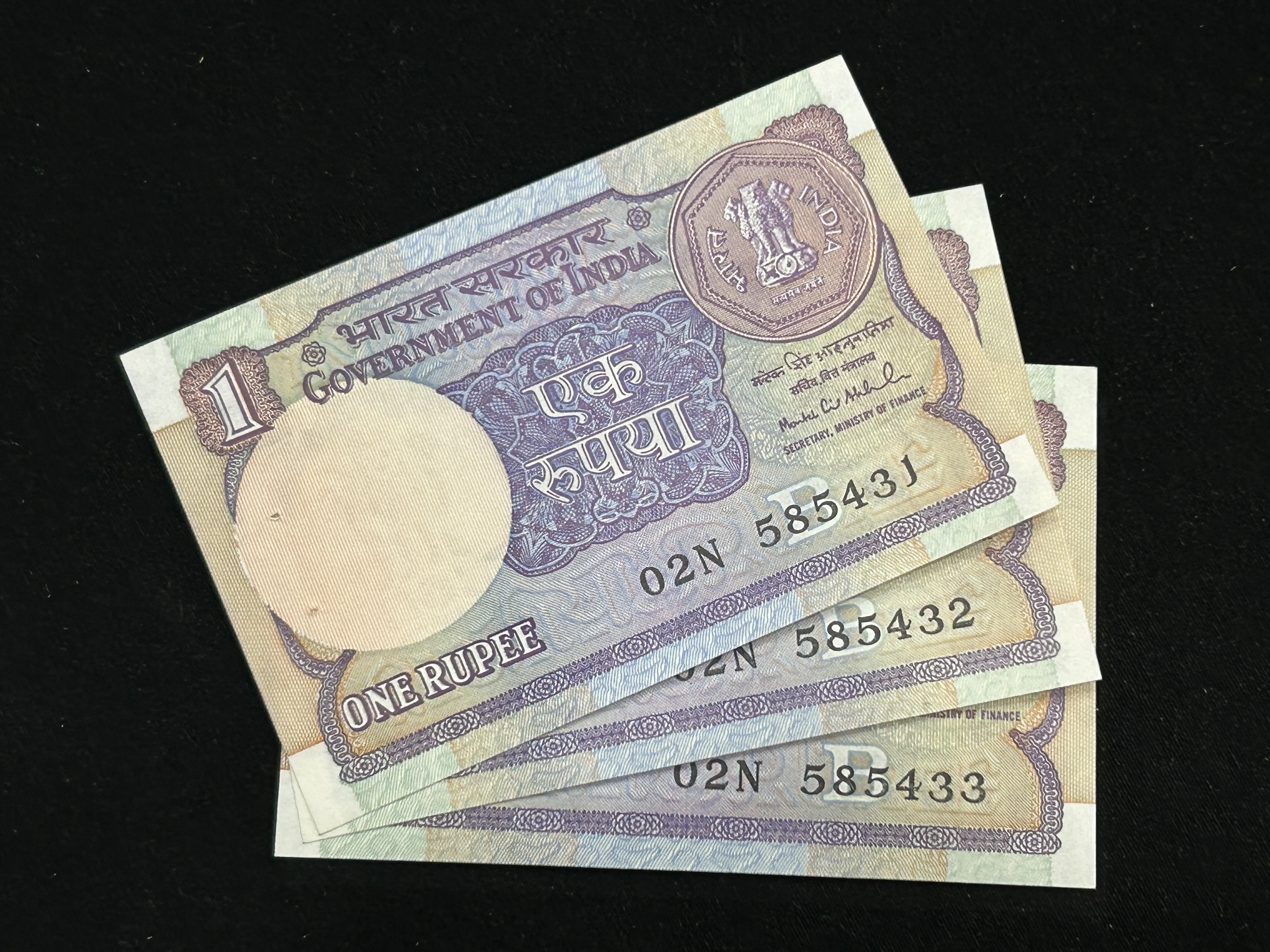 India, 1992 Rupee 1 x 3 Consecutive Serial Number Banknotes, Sign. Montek Singh Ahluwalia, Inset B, UNC, (02N 585431)