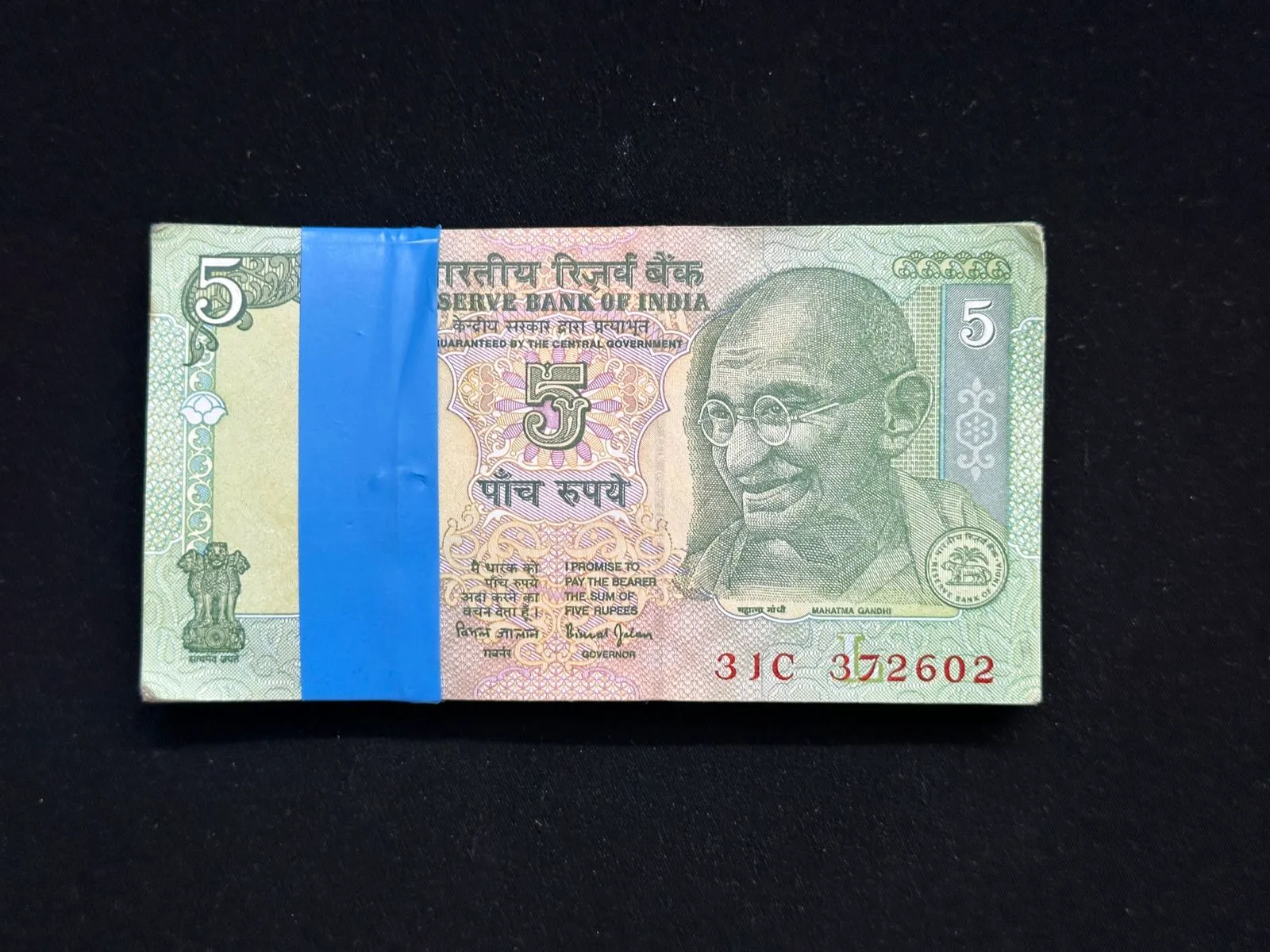 India, Rupees 5 x 99 Notes Serial Bundle, Broken Bundle, Holy Fancy Serial Number Ending 687 (Reverse 786), Sign. Bimal Jalan, Inset L, (31C 372602)