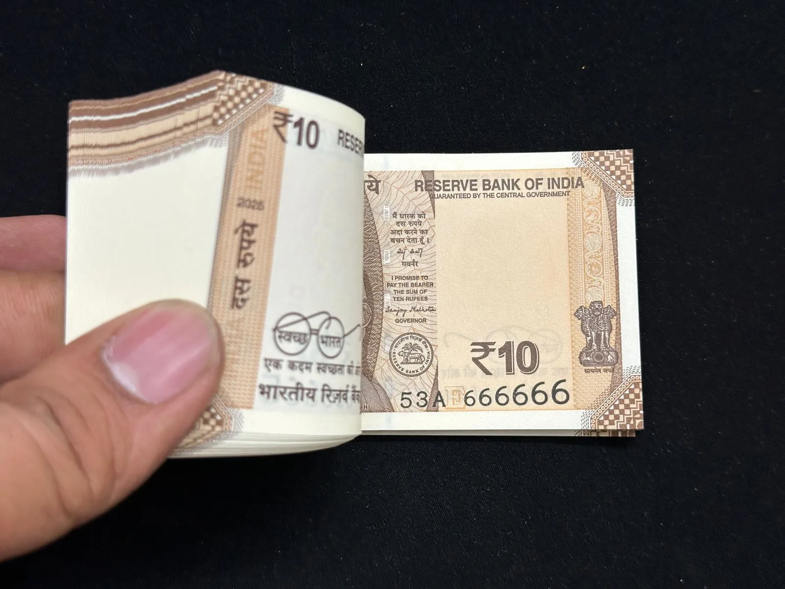 India, 2019 Rupees 10 Complete Serial Bundle of 100 Notes, Solid Fancy Serial Number 666666, Sign. Sanjay Malhotra, Inset E, UNC, (53A 666601)