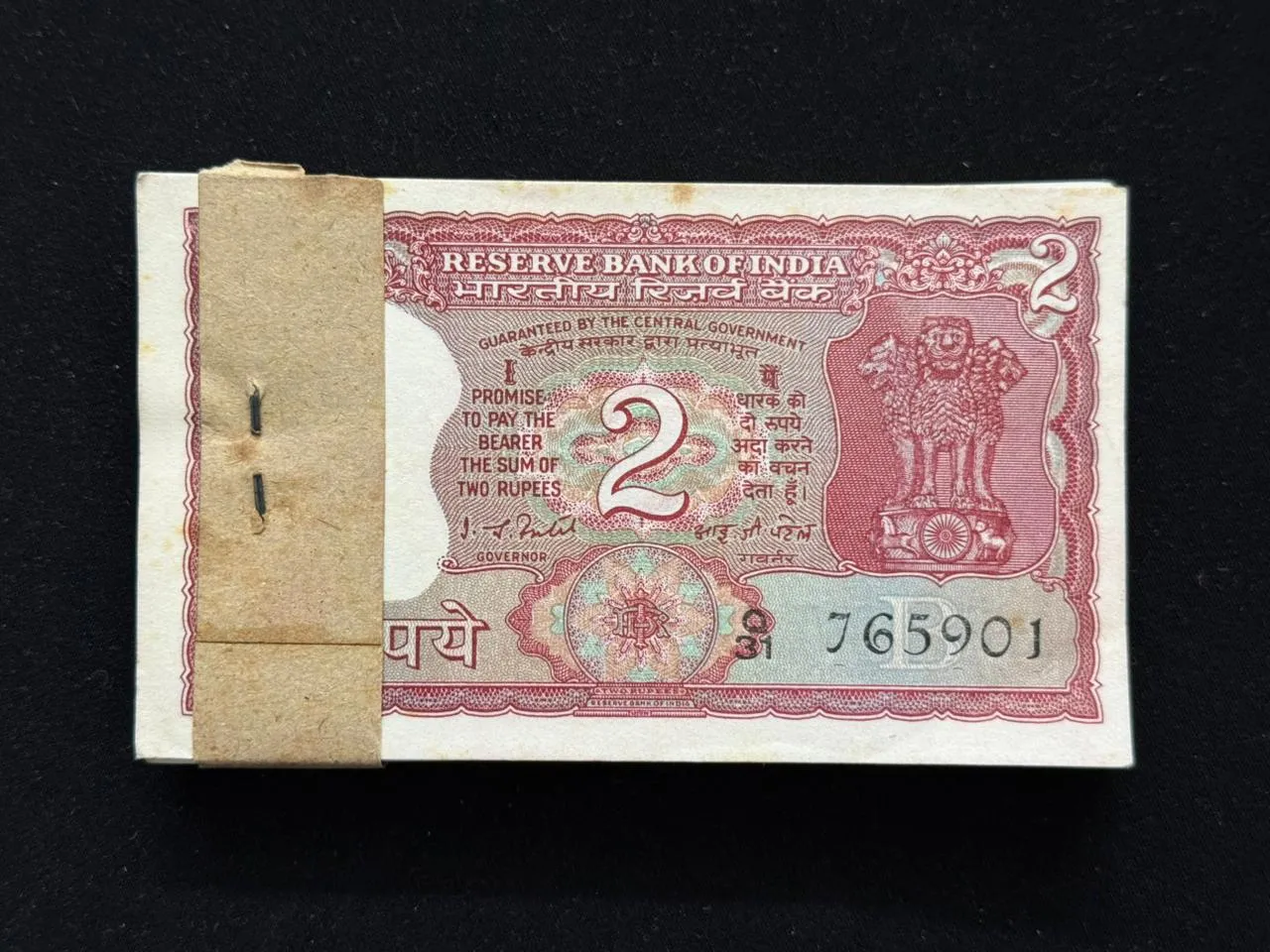 India, Rupees 2 Complete Serial Bundle of 100 Notes, Fancy Serial Number Ending 916 (Hallmark), Standing Tiger Issue, Sign. I. G. Patel, Inset B, UNC, (Q31 765901)