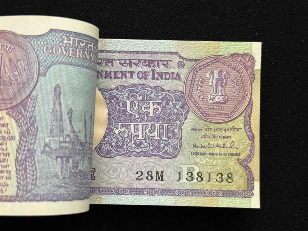 India, 1992 Rupee 1 Complete Serial Bundle of 100 Notes, Fancy Doubling Serial Number 138-138, Fancy Serial Number Ending 108 & 143 (I Love You), Sign. Montek Singh Ahluwalia, Inset B, (28M 138101)