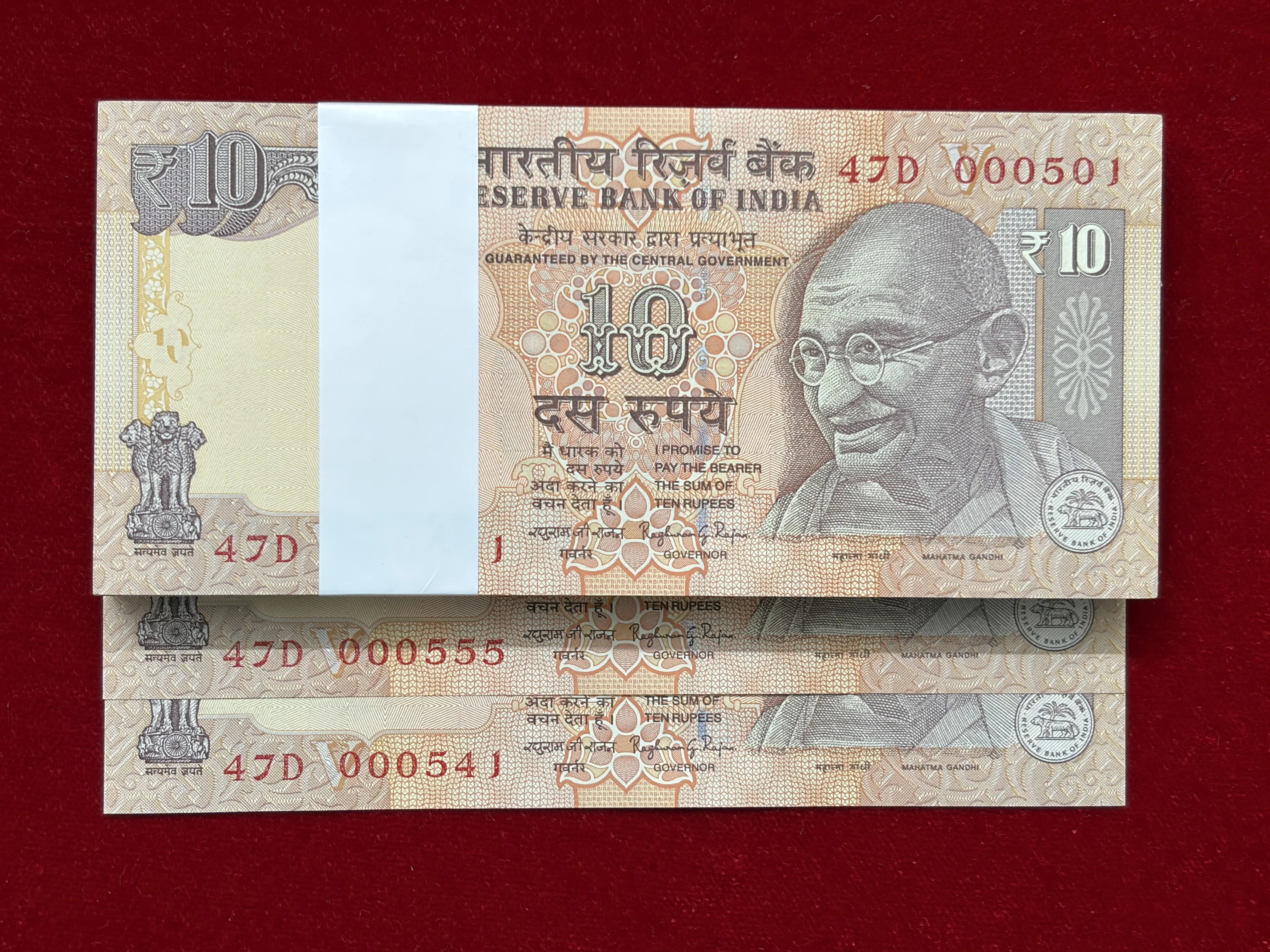 India, 2016 Rupees 10 Complete Lower Serial Bundle of 100 Notes, Fancy Serial Number 000-541, 000-555, Sign. Raghuram G. Rajan, Inset V, UNC, (47D 000501)