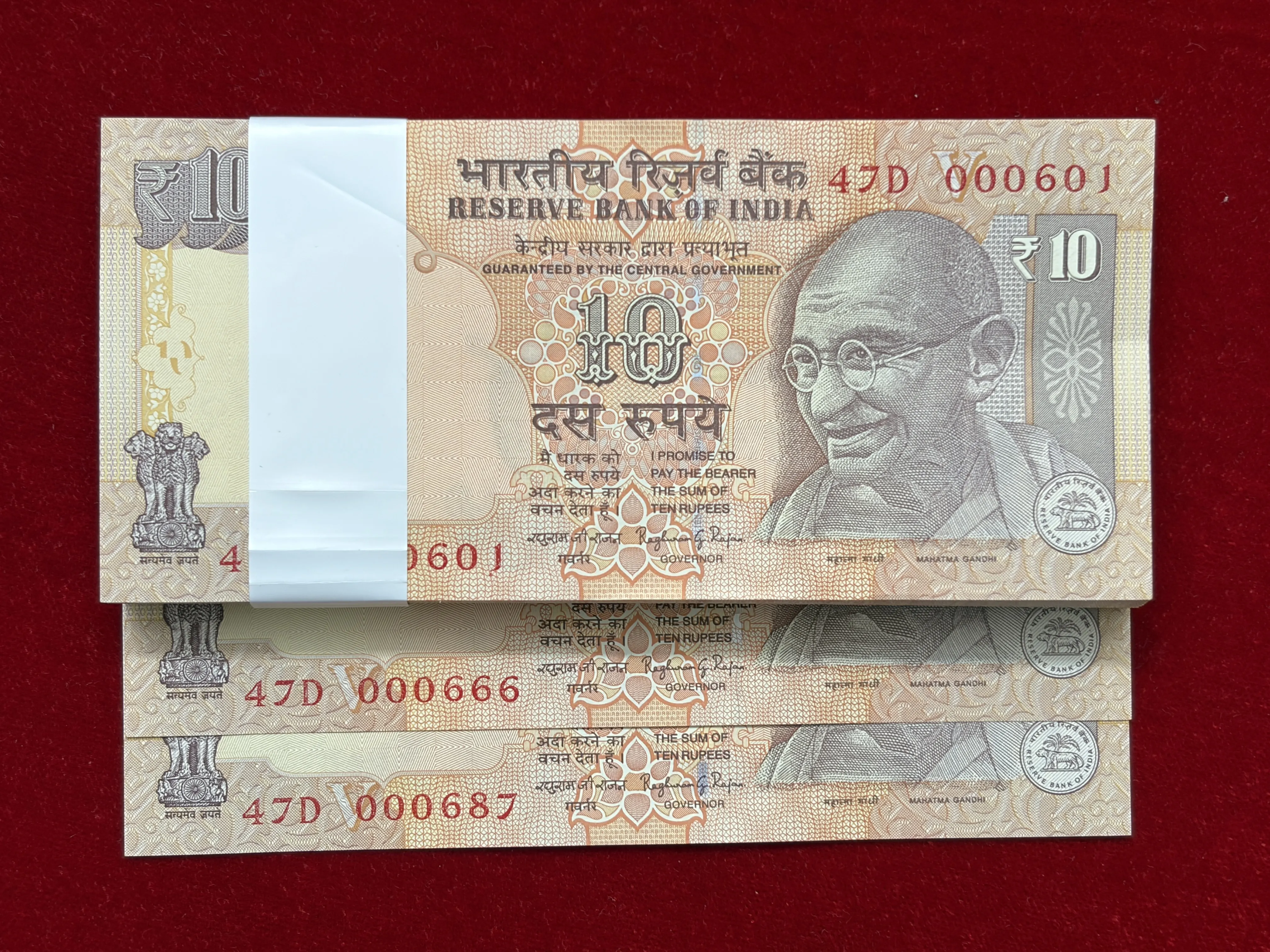 India, 2016 Rupees 10 Complete Lower Serial Bundle of 100 Notes, Holy Fancy Serial Number 000-687 (Reverse 786), 000-666, Sign. Raghuram G. Rajan, Inset V, UNC, (47D 000601)