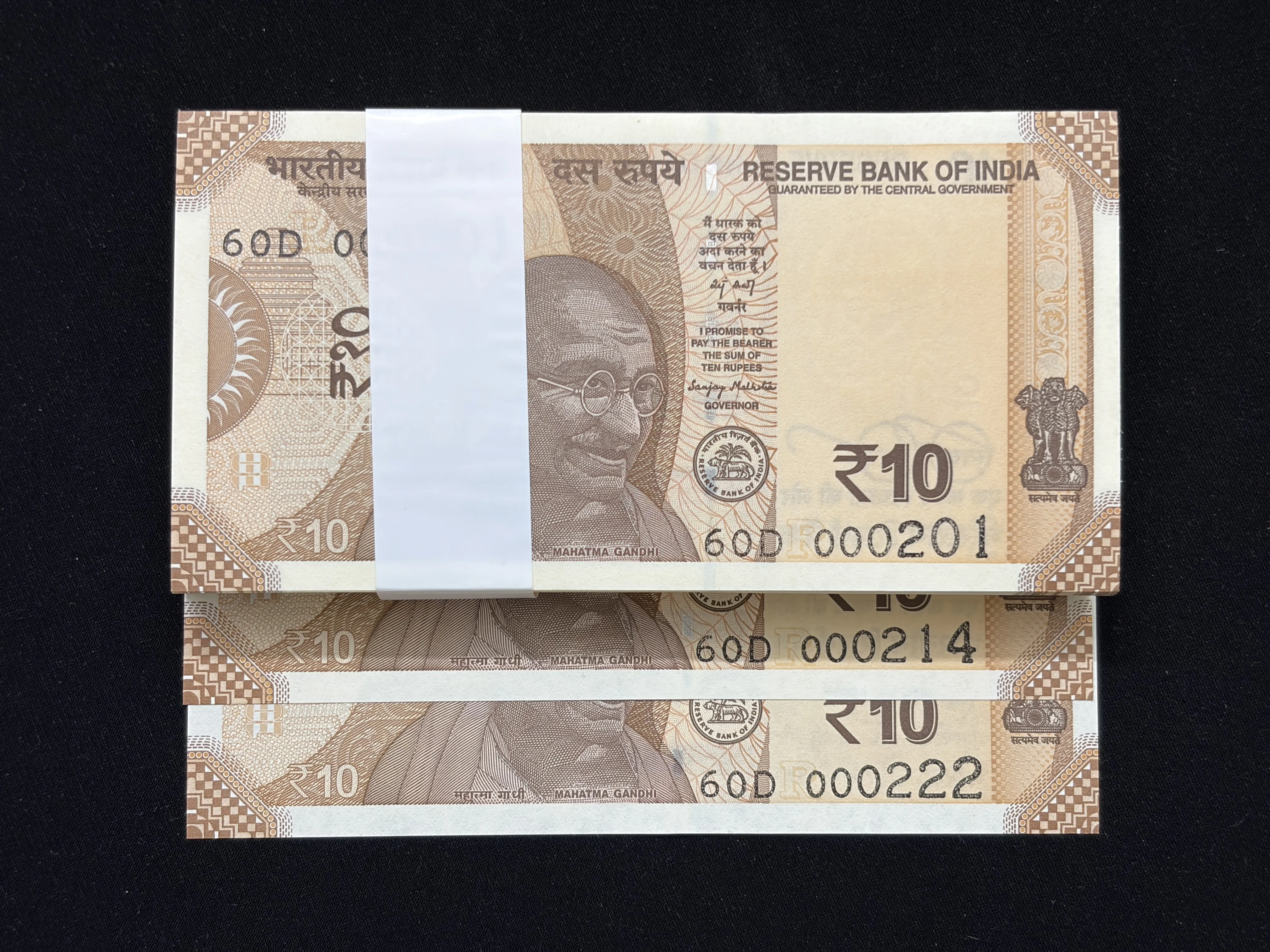 India, 2025 Rupees 10 Complete Lower Serial Bundle of 100 Notes, Holy Fancy Serial Number 000-214 (RAM), Fancy Serial 000-222, Sign. Sanjay Malhotra, Inset R, UNC, (60D 000201)