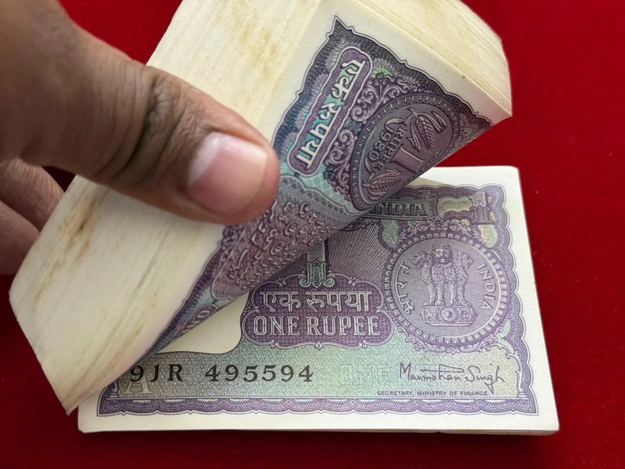 India, 1980 Rupee 1 Complete Serial Bundle of 100 Notes, Fancy Mirror Serial Number 495-594, Fancy Serial Number Ending 541 (SAI), Sign. Manmohan Singh, Inset A, UNC, (91R 495501)