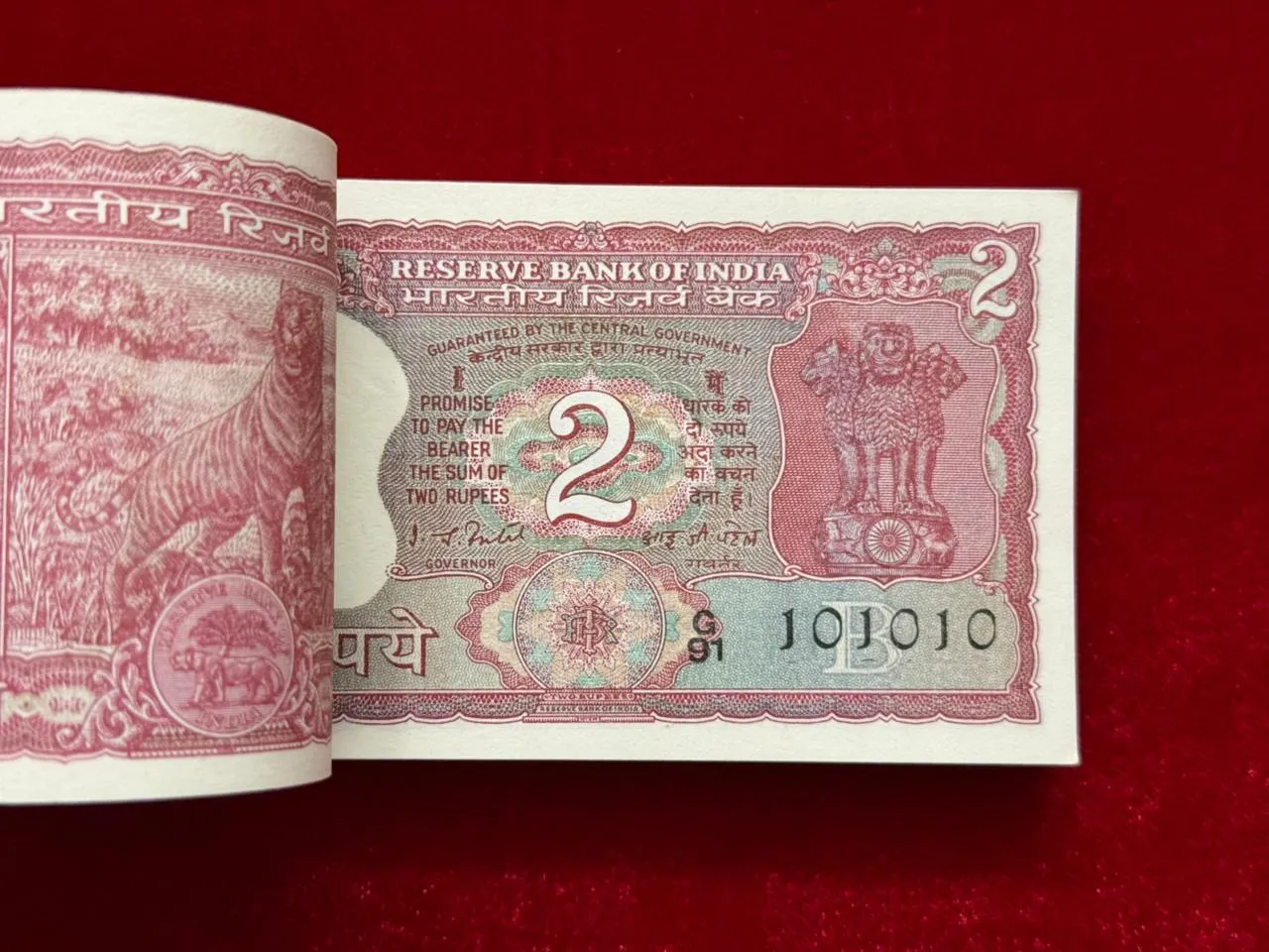 India, Rupees 2 Complete Serial Bundle of 100 Notes, Fancy Tripling Serial Number 10-10-10, Fancy Serial Number Ending 007 (James Bond), Sign. I. G. Patel, Inset B, UNC (G91 101001)