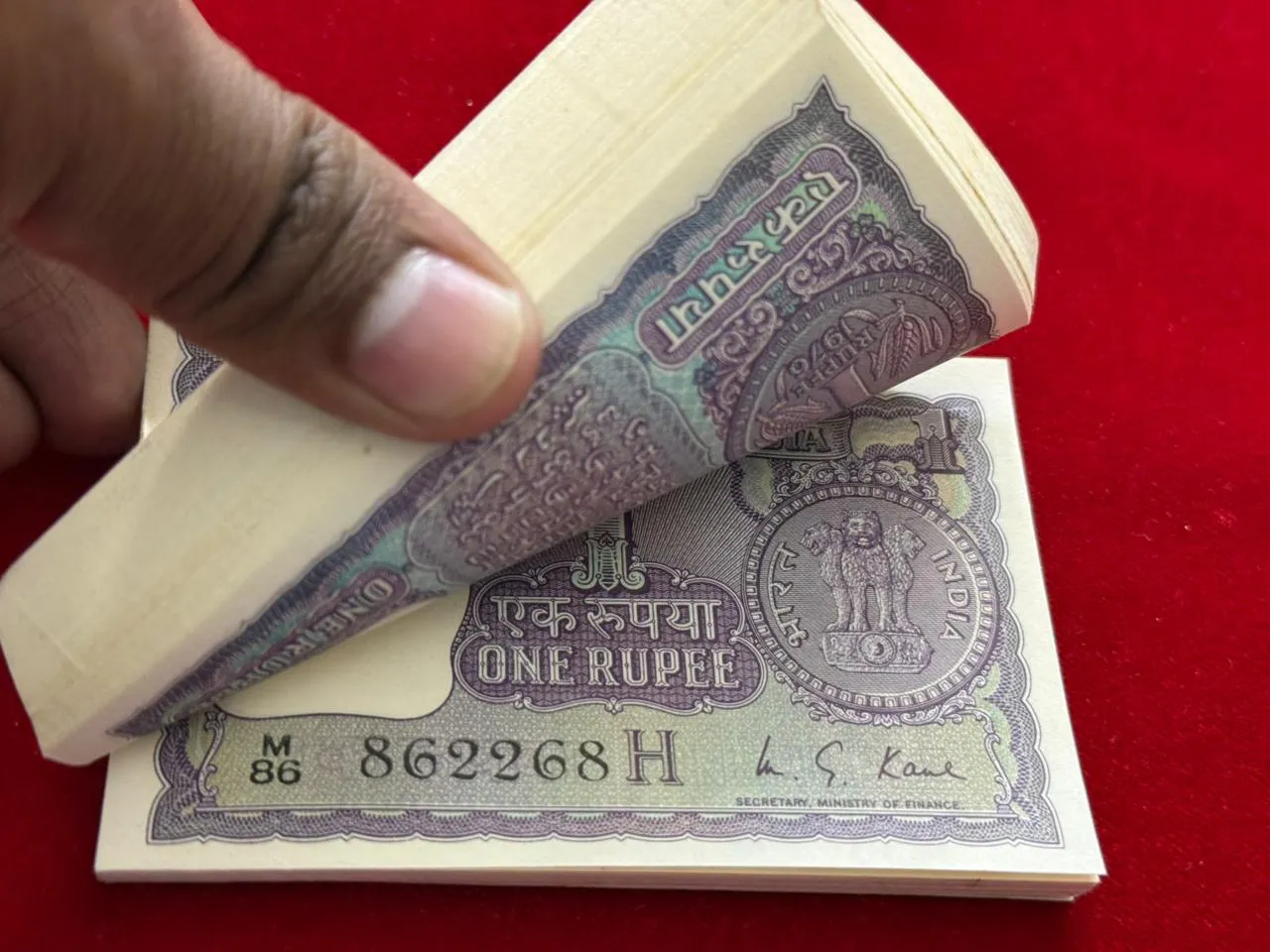 India, 1976 Rupee 1 Complete Serial Bundle of 100 Notes, Fancy Mirror Serial Number 862-268, Holy Fancy Serial Number Ending 214 (RAM), Sign. M.G. Kaul, Inset H, UNC (M86 862201)