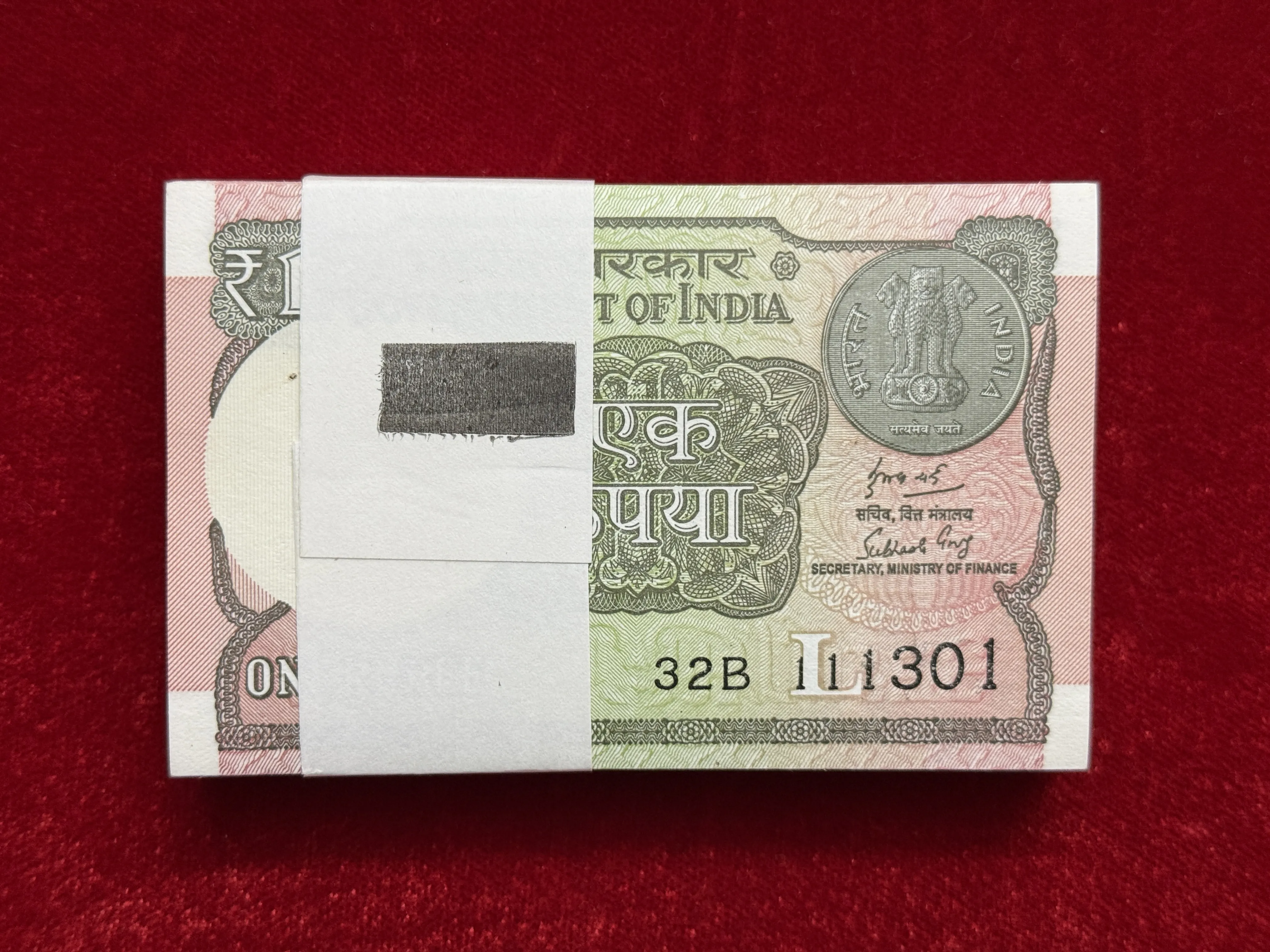 India, 2018 Rupee 1 Complete Serial Bundle of 100 Notes, Fancy Serial Number 111-333, 111-365, Sign. Subhash Chandra Garg, Inset L, UNC, (32B 111301)