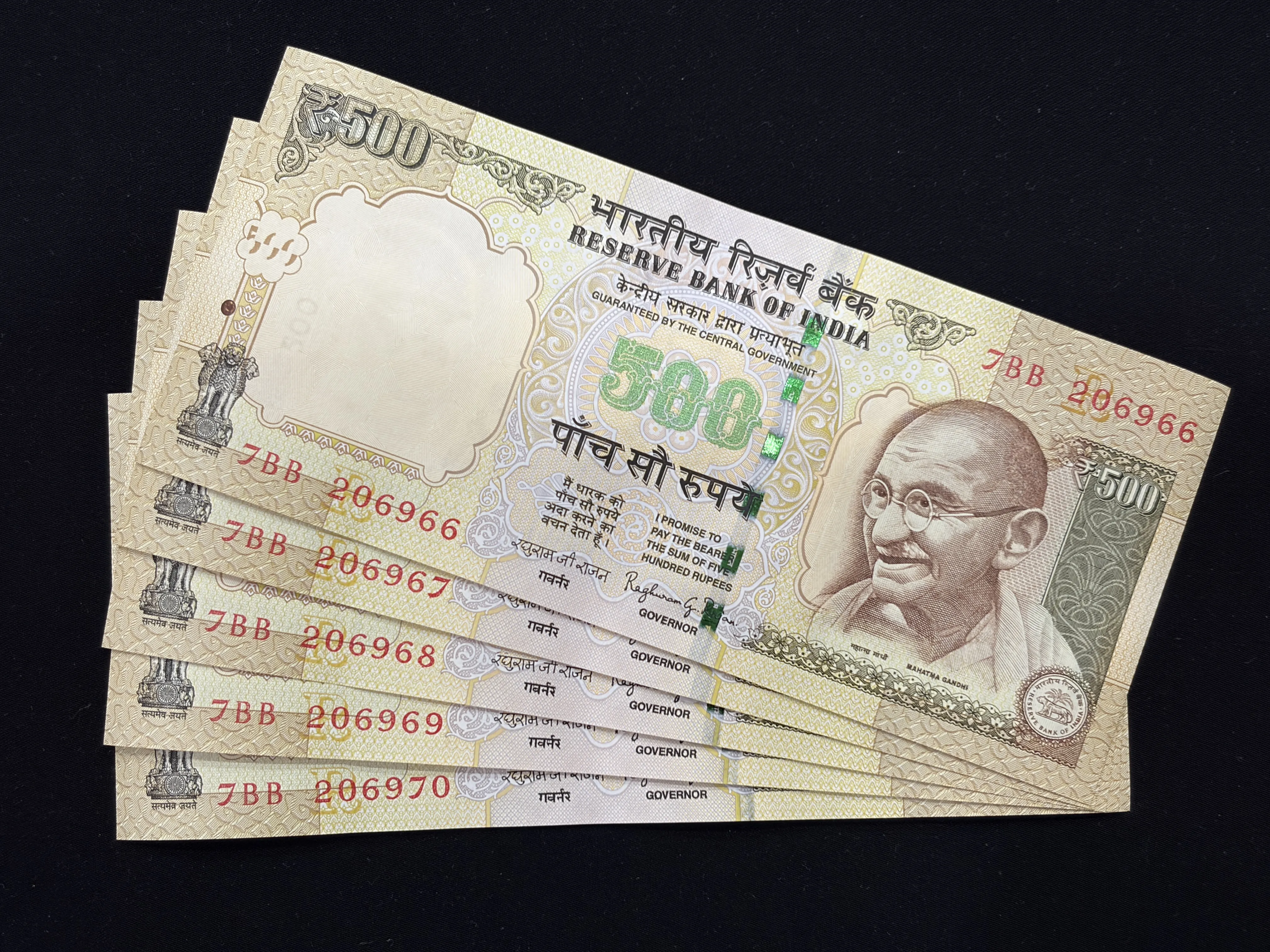 India, 2014 Rupees 500 x 5 Consecutive Serial Number Banknotes, Sign. Raghuram G. Rajan, Inset R, UNC (7BB 206966)