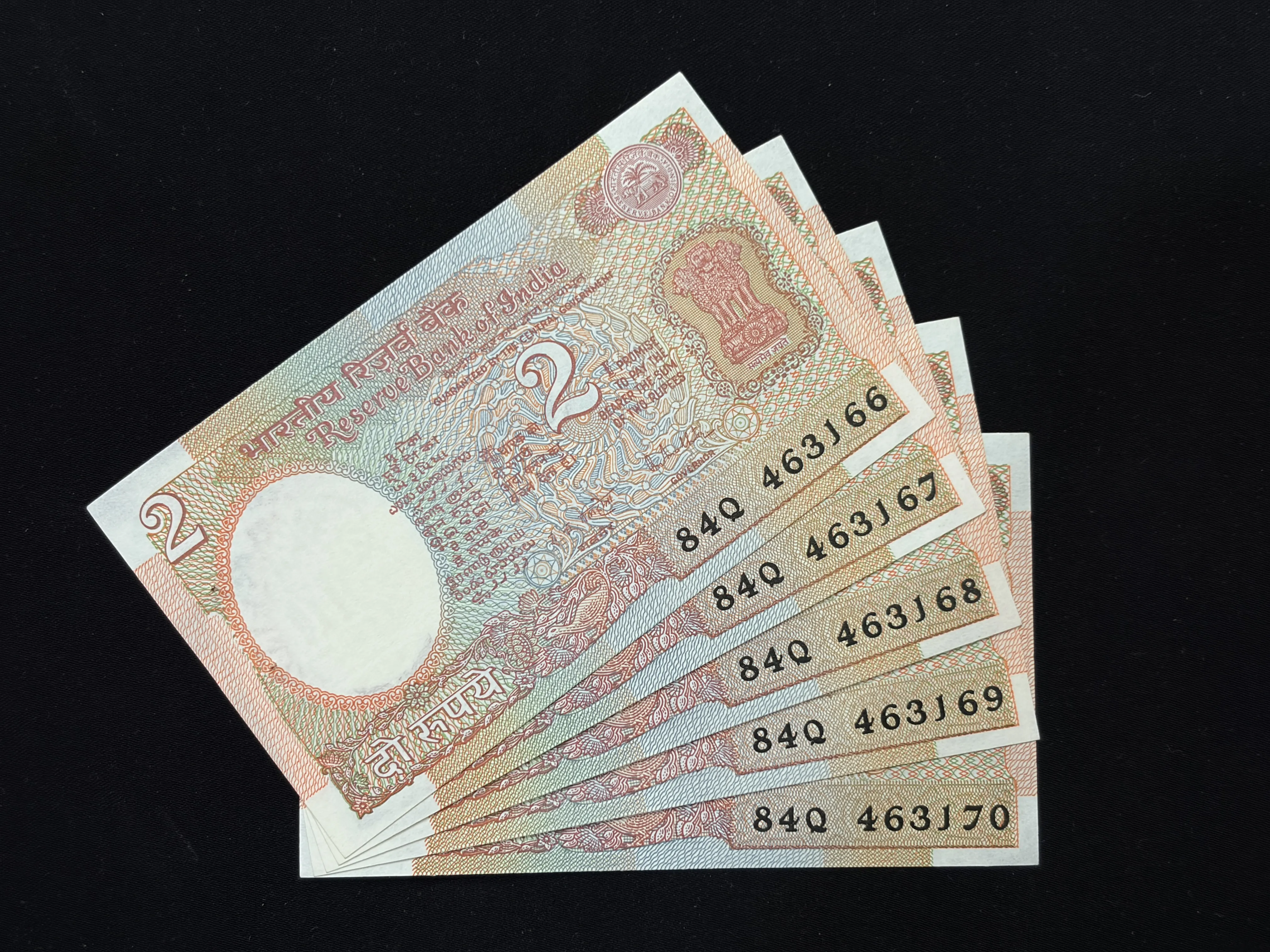 India, 1988 Rupees 2 x 5 Consecutive Serial Number Banknotes, Satellite Issue, Sign. R.N. Malhotra, Inset Plain, UNC, (84Q 463166)