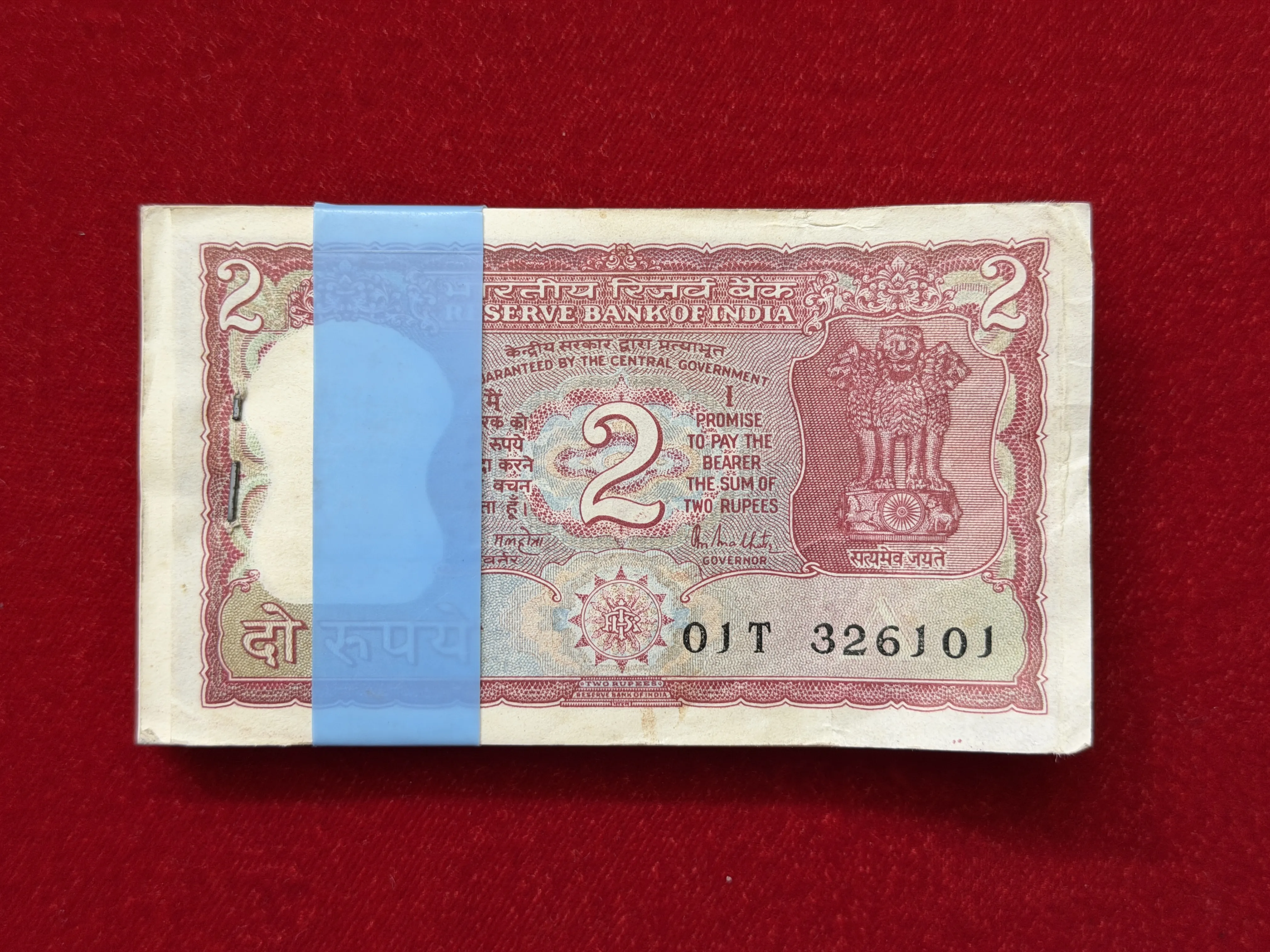 India, Rupees 2 Complete Serial Bundle of 100 Banknotes, Fancy Serial Number Ending 108, 143 (I Love You), Standing Tiger Issue, Sign. R.N. Malhotra, Inset A, (01T 326101)