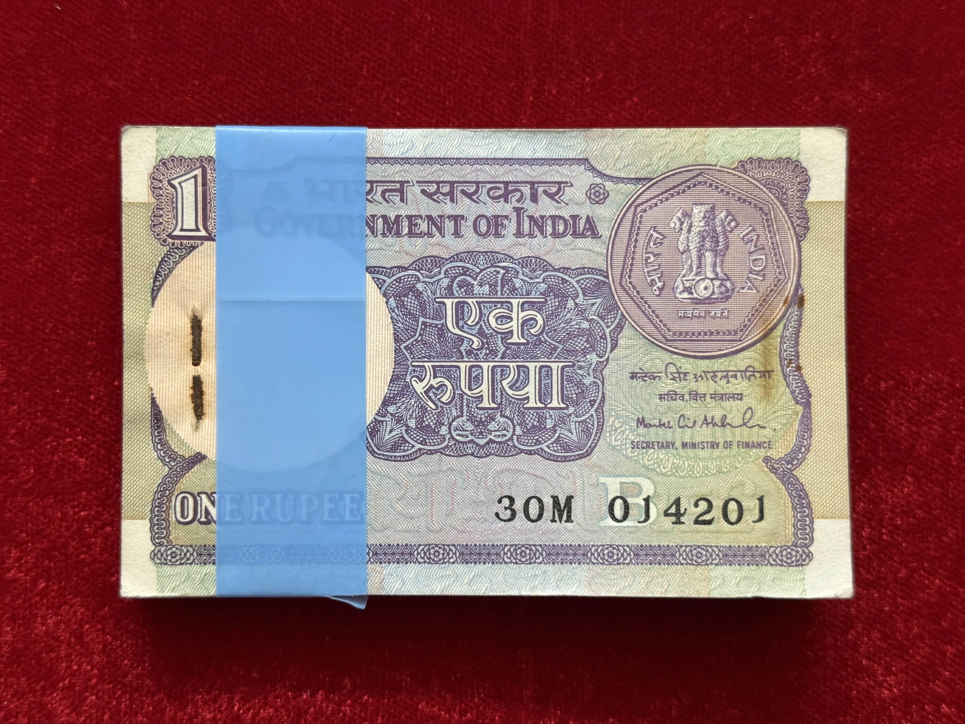 India, 1992 Rupee 1 Compete Serial Bundle of 100 Note, Fancy Serial Number 014300 I Love You), Holy Fancy Serial Number Ending 214 (RAM), Sign. Montek Singh Ahluwalia, Inset B, UNC, (30M 014201)