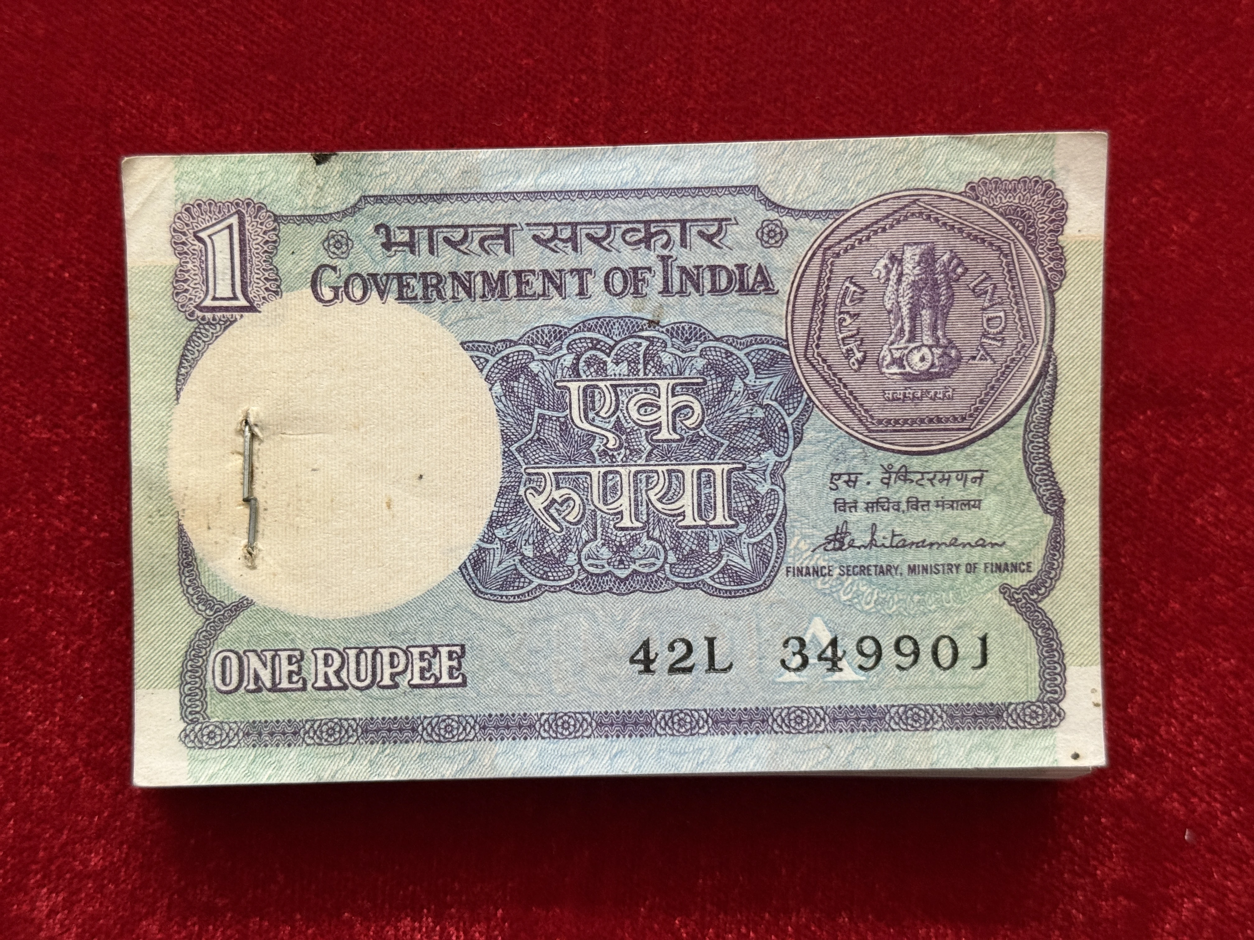 India, 1986 Rupee 1 Compete Serial Bundle of 100 Note, Fancy Mirror Serial Number 349-943, Fancy Serial Number 350000, Sign. S. Venkitaramanan, Inset A, UNC, (42L 349901)