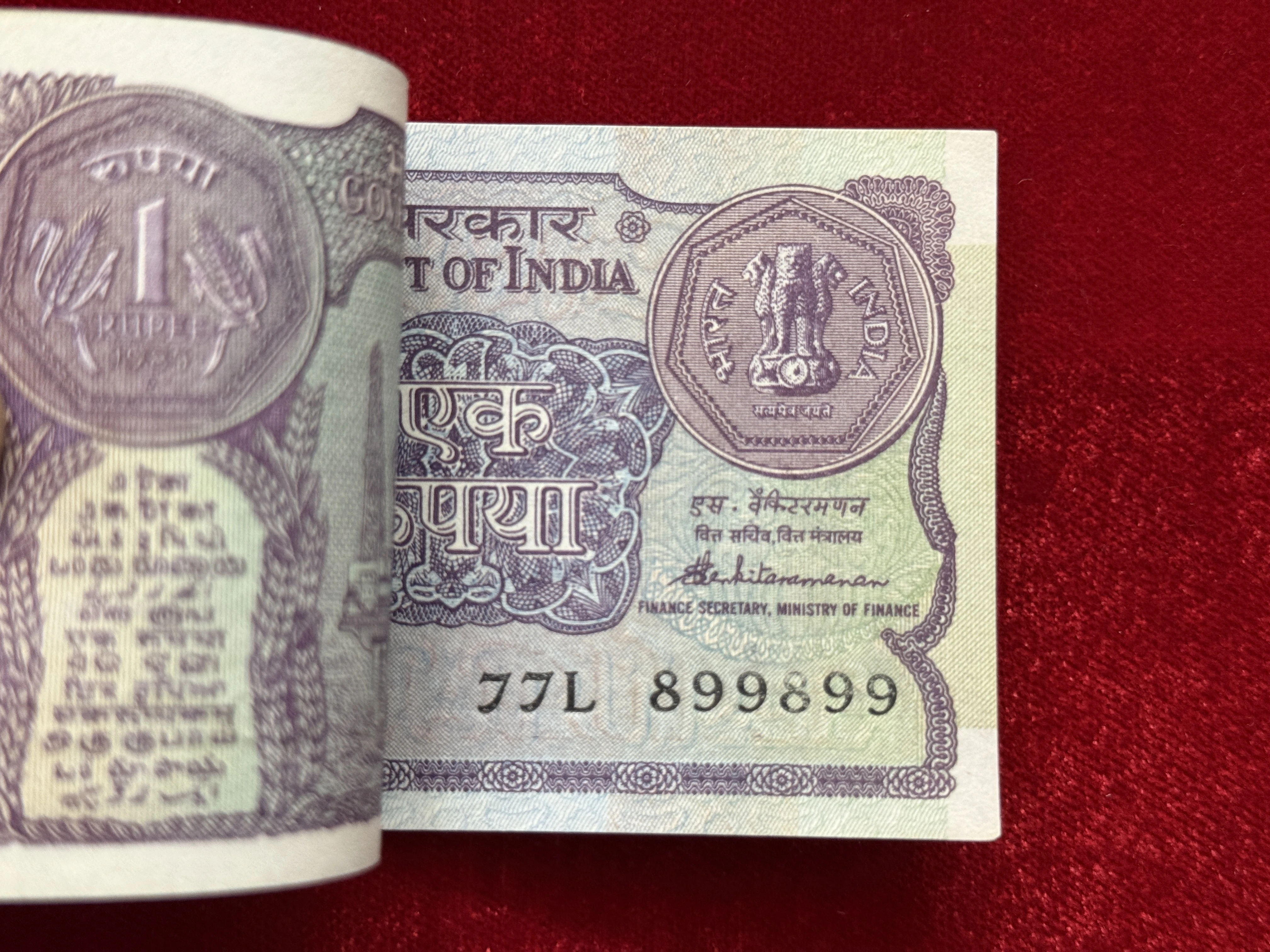 India, 1985 Rupee 1 Compete Serial Bundle of 100 Note, Fancy Doubling Serial Number 899-899, Fancy Ladder Serial Number 899-900, Sign. S. Venkitaramanan, Inset Plain, UNC, (77L 899801)