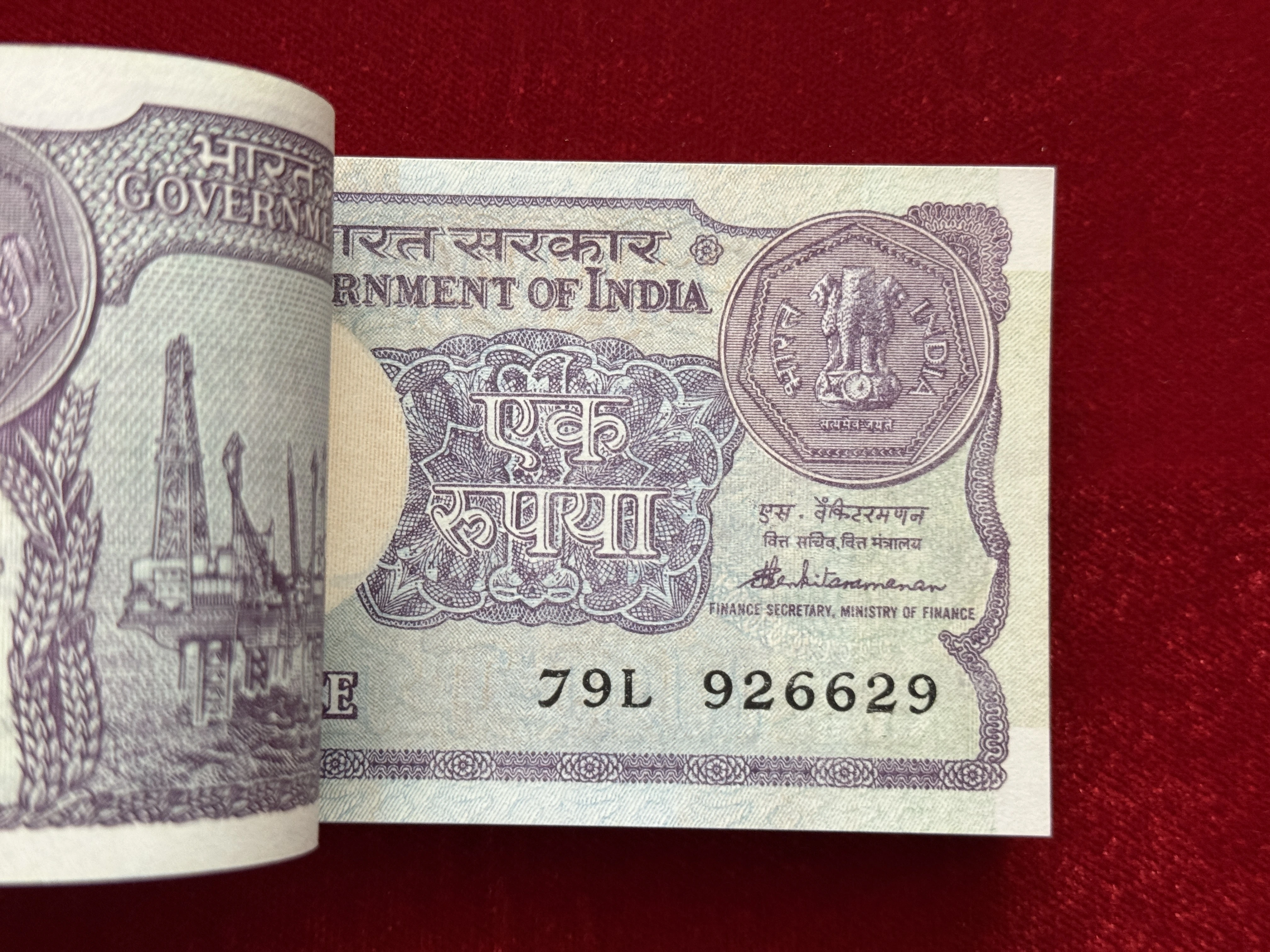 India, 1985 Rupee 1 Compete Serial Bundle of 100 Note, Fancy Mirror Serial Number 926-629, Holy Fancy Serial Number Ending 687 (Reverse 786), Sign. S. Venkitaramanan, Inset Plain, UNC, (79L 926601)