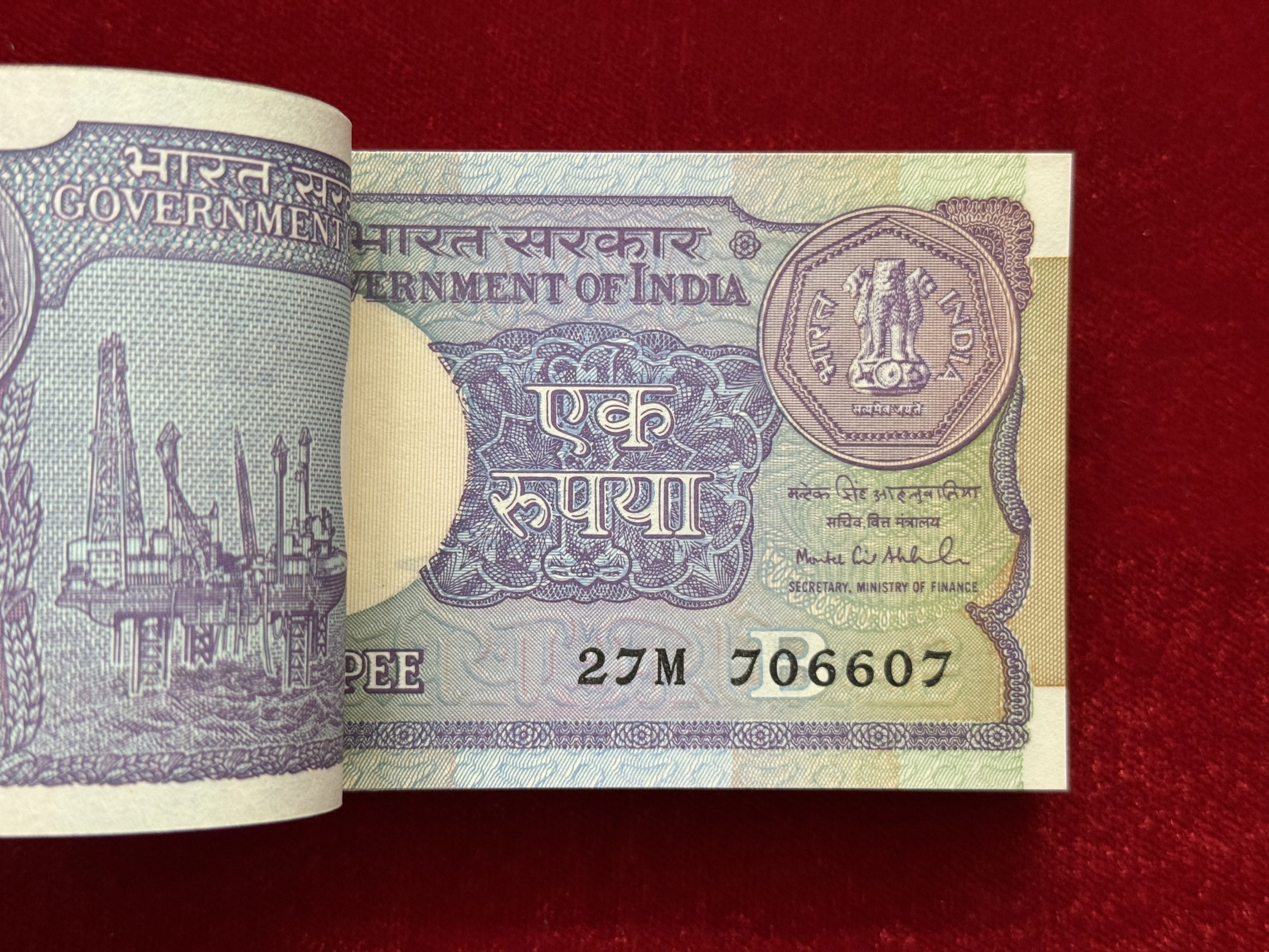 India, 1992 Rupee 1 Compete Serial Bundle of 100 Note, Fancy Mirror Serial Number 706-607, Holy Fancy Serial Number Ending 687 (Reverse 786), Sign. Montek Singh Ahluwalia, Inset B, UNC, (27M 706601)