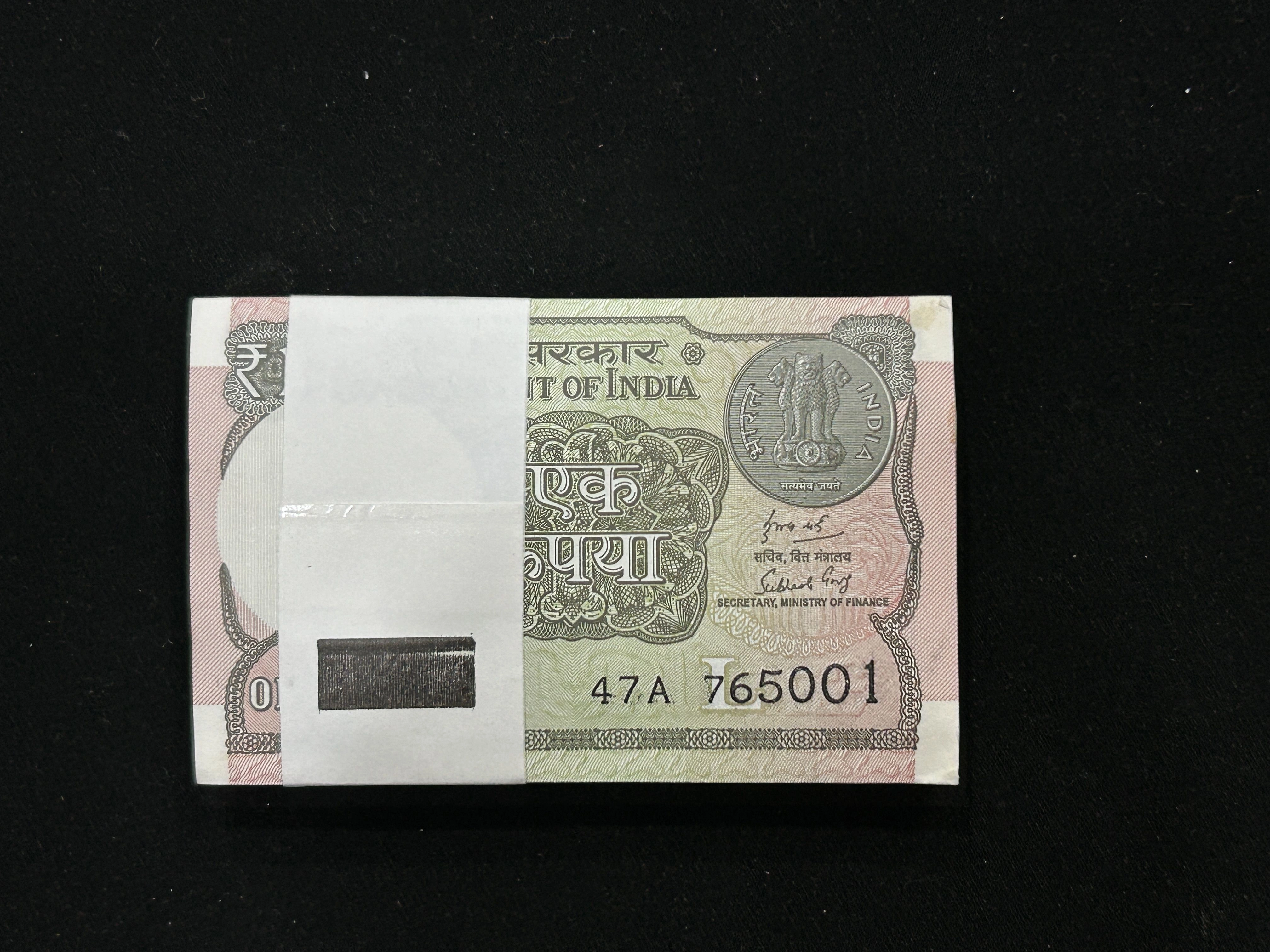 India, 2018 Rupee 1 Complete Serial Bundle of 100 Banknotes, Fancy Serial Number Ending 007 (James Bond), Sign. Subhash Chandra Garg, Inset L, UNC