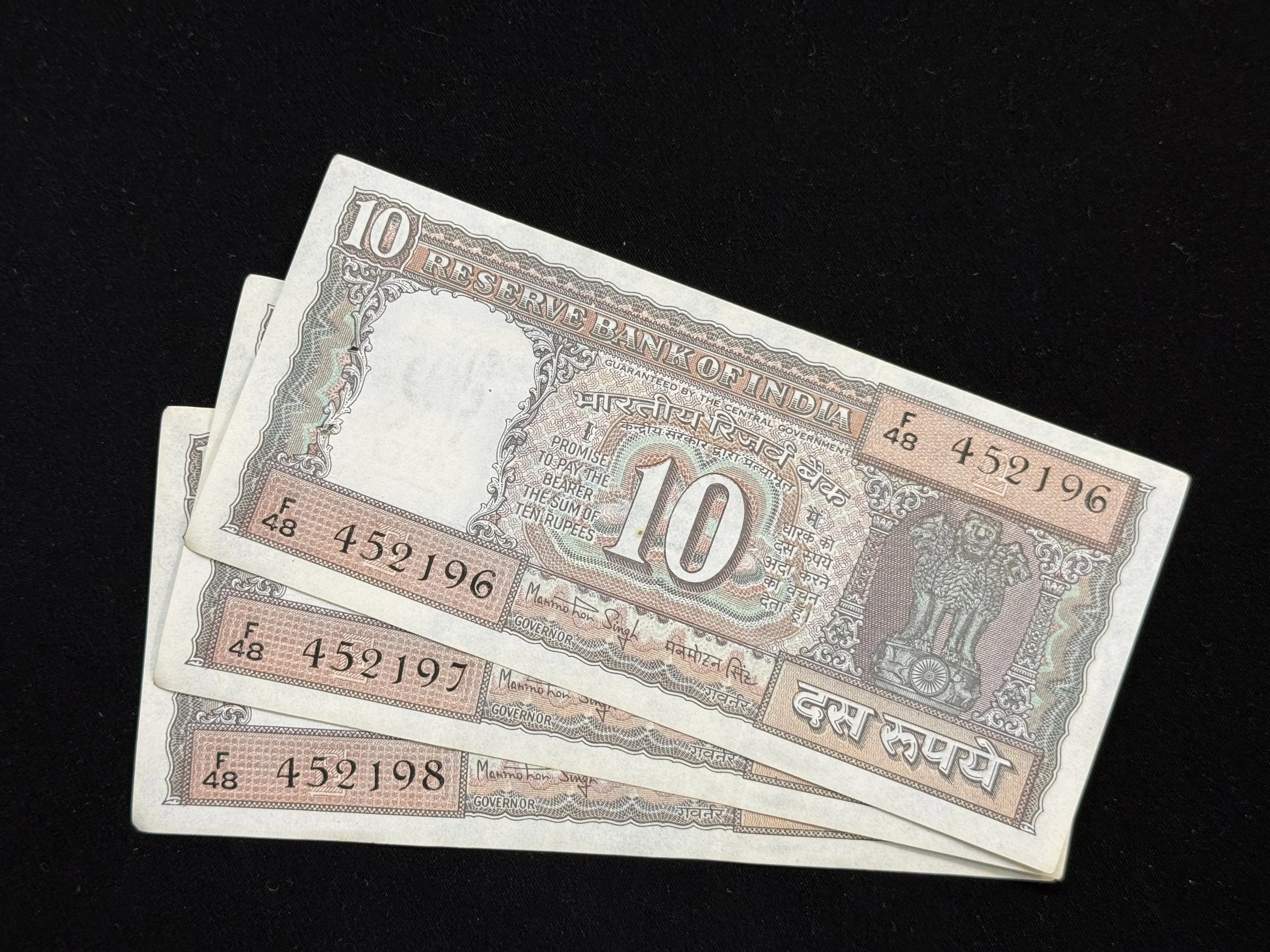 India, Rupees 10 x 3 Consecutive Serial Number Banknotes, Same Prefix (F48), Black Boat Issue, Sign. Manmohan Singh, Inset E, UNC, (F48 452196)