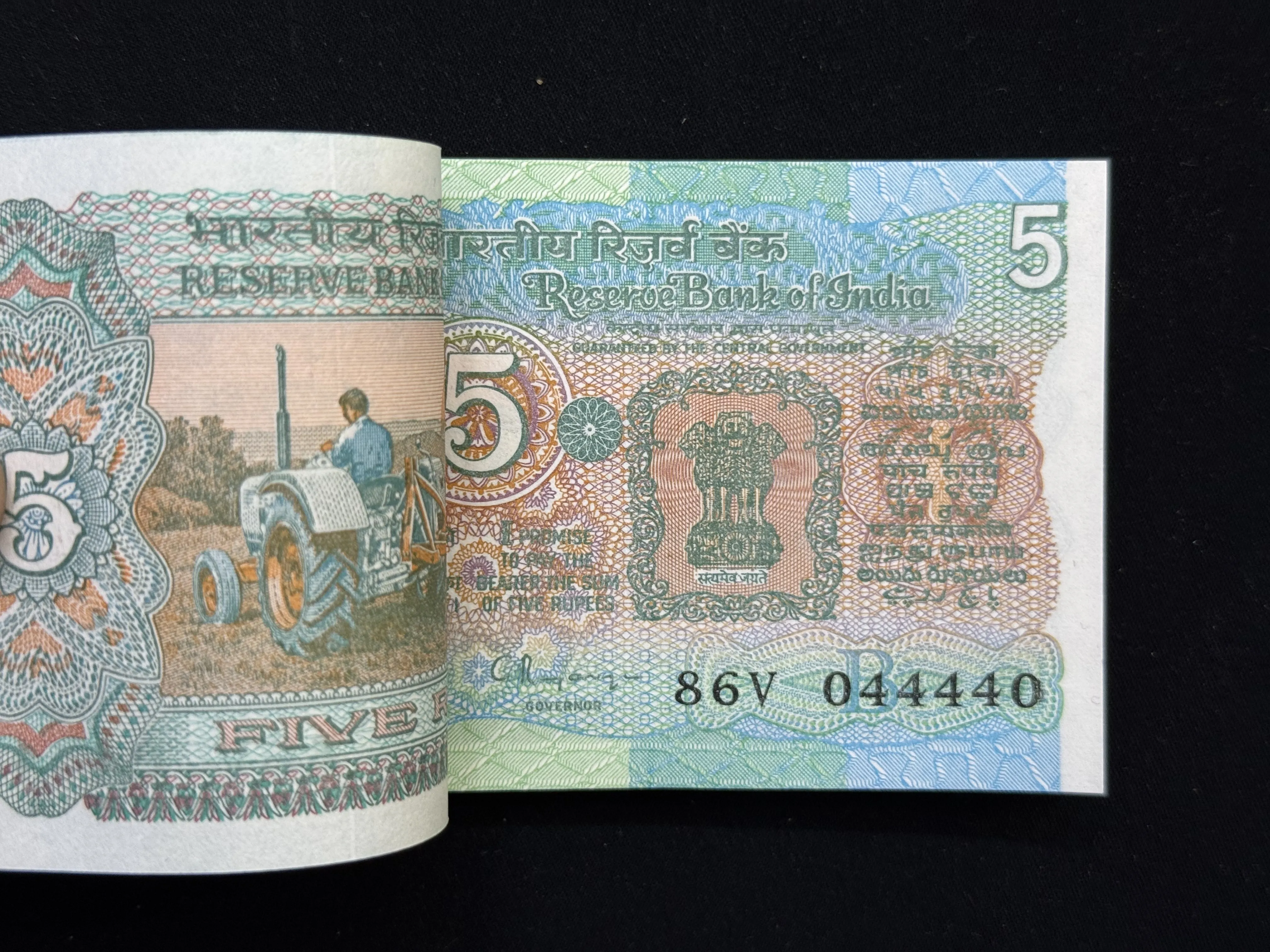 India, Rupees 5 Complete Serial Bundle of 100 Banknotes, Fancy Mirror Serial Number Ending 044-440, Fancy Serial Number 044-420, 044-444, Tractor Issue, Sign. C. Rangarajan, Inset B, (86V 044401)