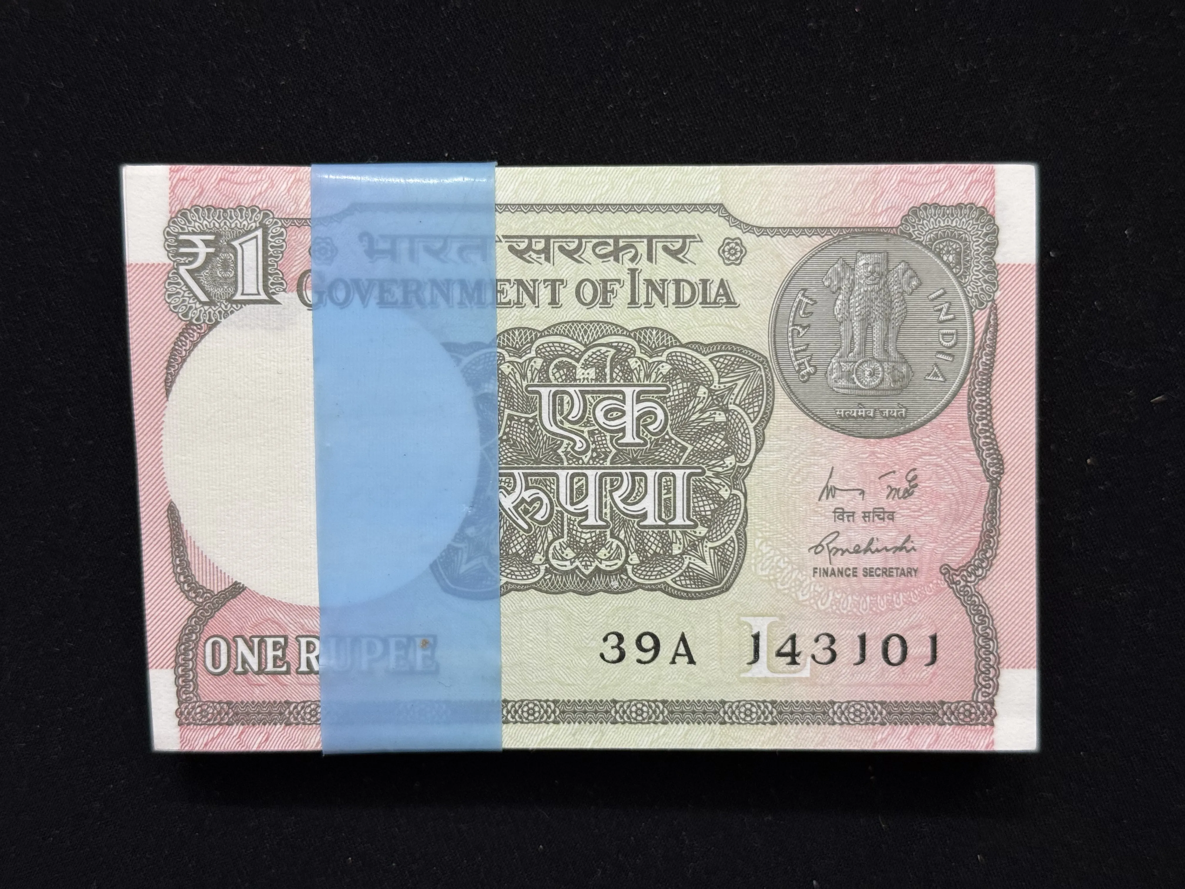 India, 2015 Rupee 1 Complete Serial Bundle of 100 Notes, Double Fancy Serial Number (I Love You) 143-143 (I Love You), Sign. Rajiv Mehrishi, UNC, (39A 143101)