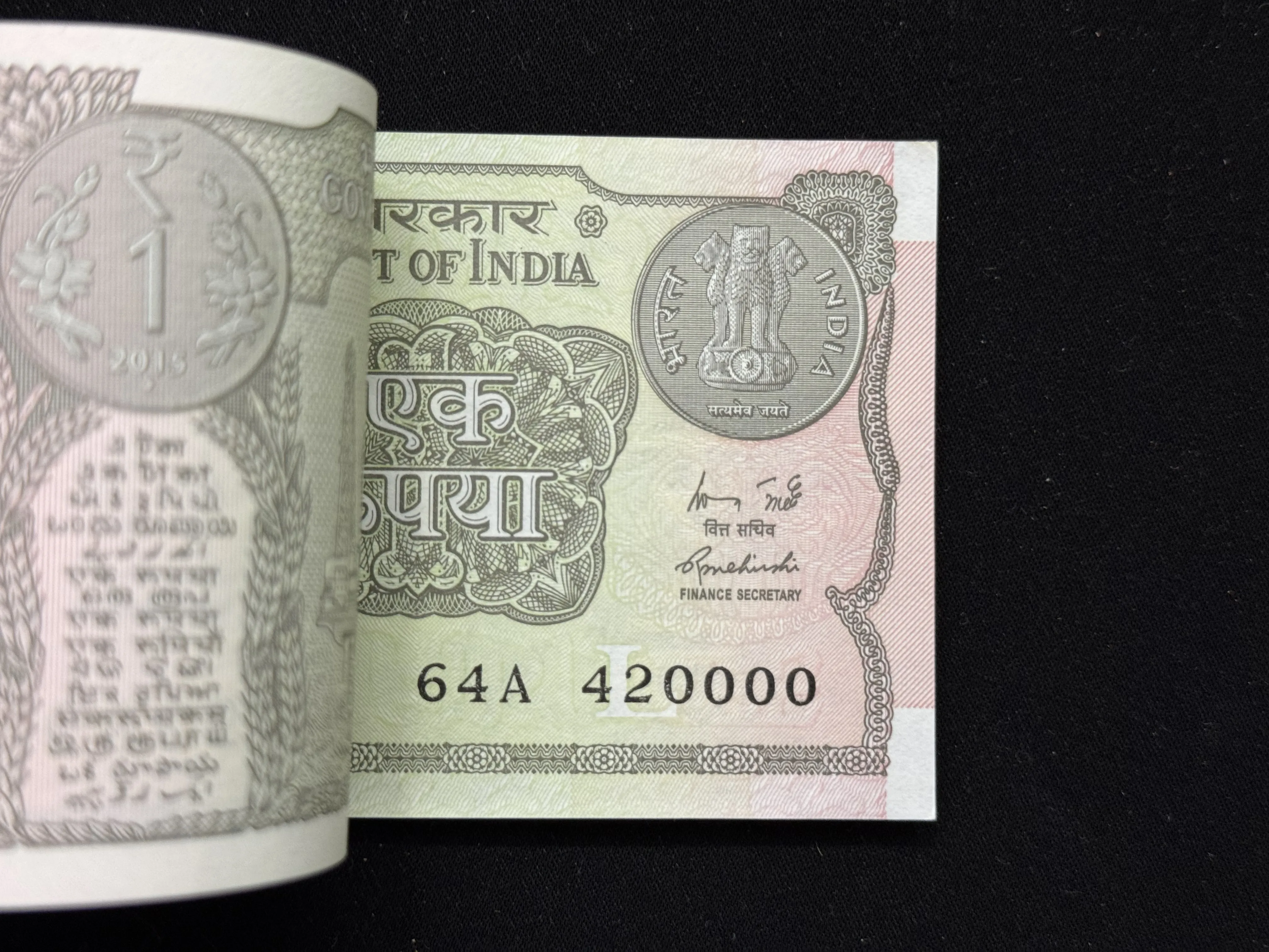 India, 2015 Rupee 1 Complete Serial Bundle of 100 Notes, Fancy Serial Number Ending 420-000, Fancy Mirror Serial Number 419-914, Sign. Rajiv Mehrishi, UNC, (64A 419901)