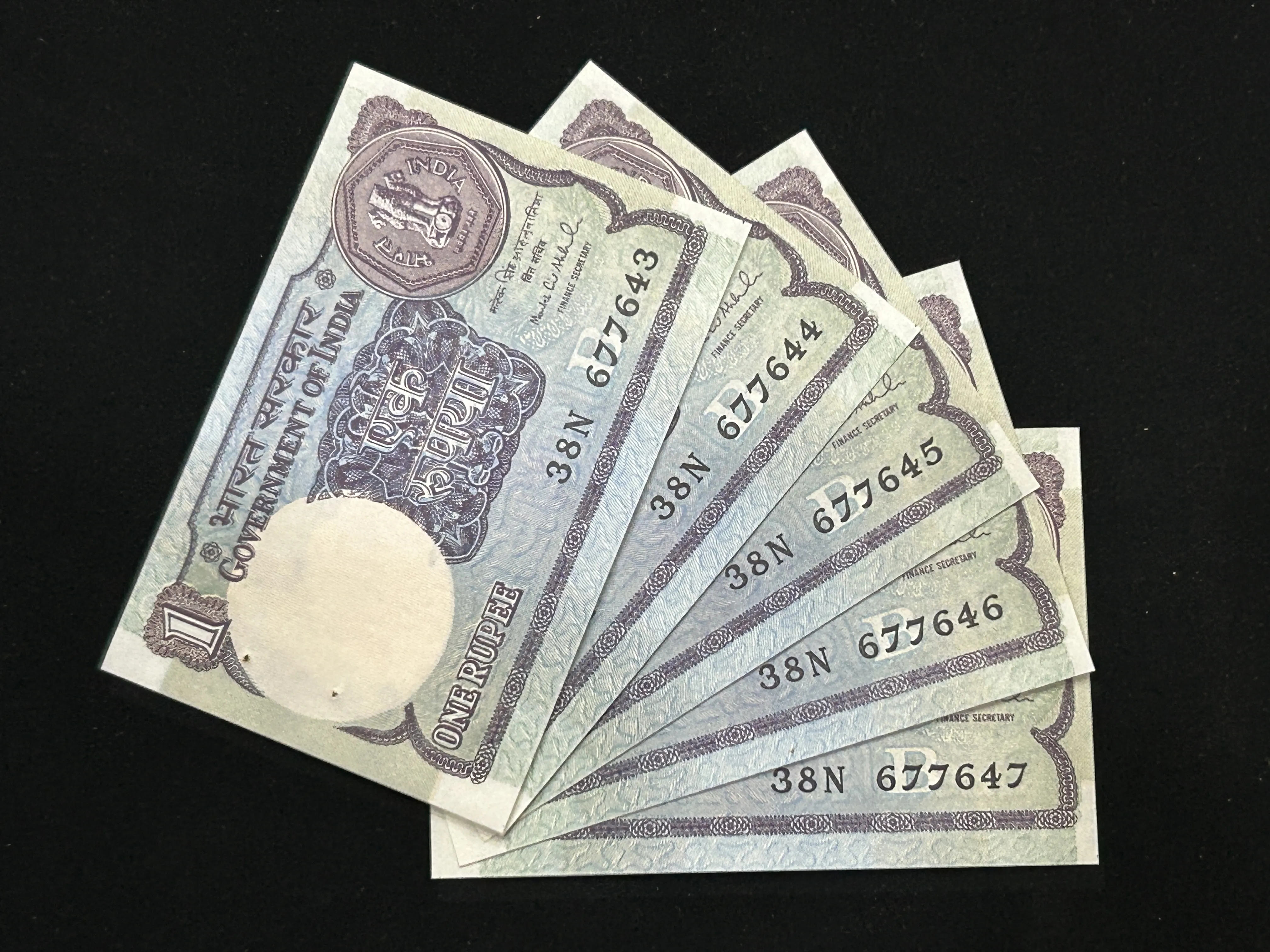 India, 1993 Rupee 1 x 5 Consecutive Serial Number Banknotes, Sign. Montek Singh Ahluwalia, Inset B, UNC, (38N 677643)