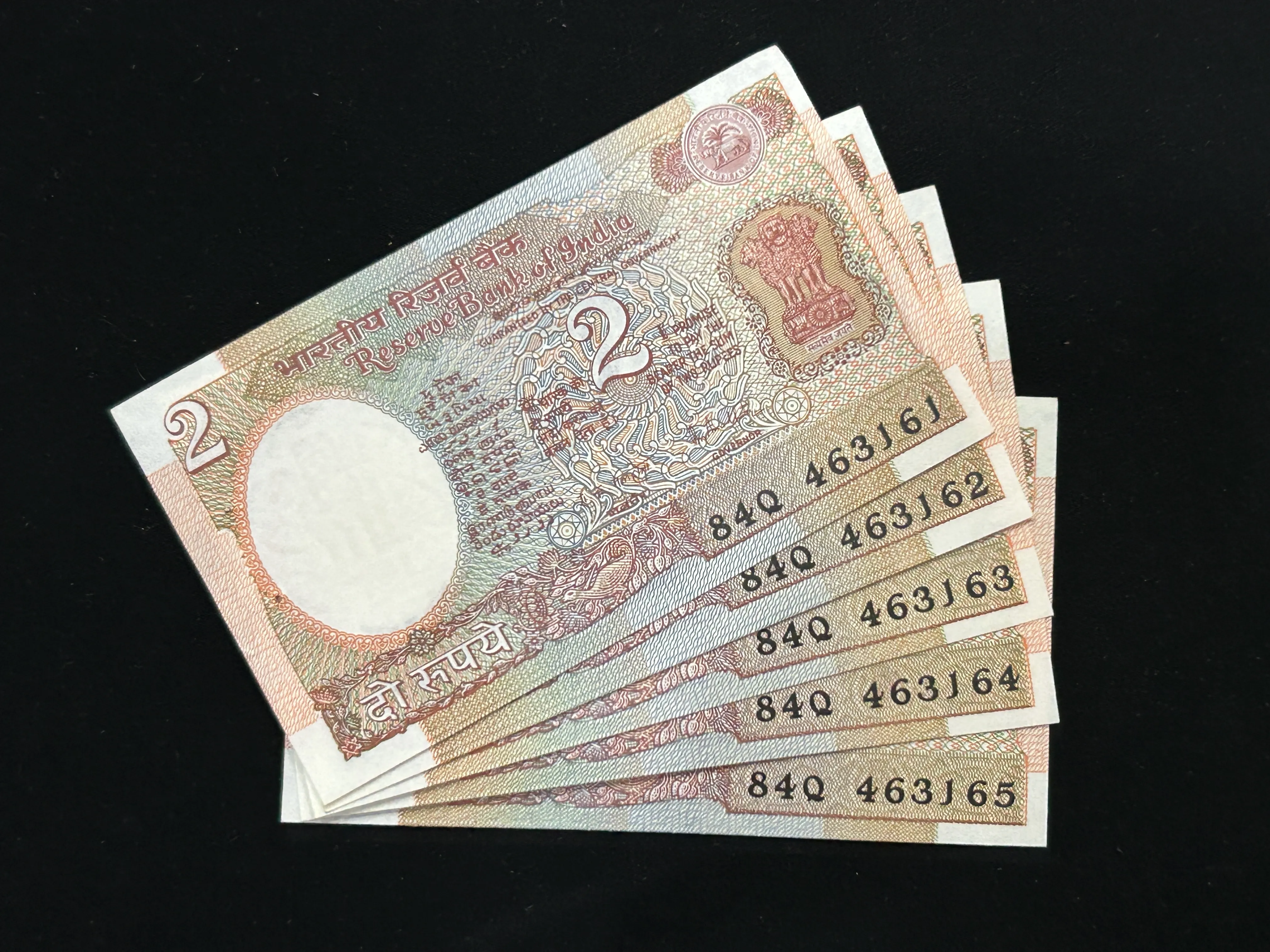 India, 1988 Rupees 2 x 5 Consecutive Serial Number Banknotes, Satellite Issue, Sign. R.N. Malhotra, Inset Plain, UNC, (84Q 463161)