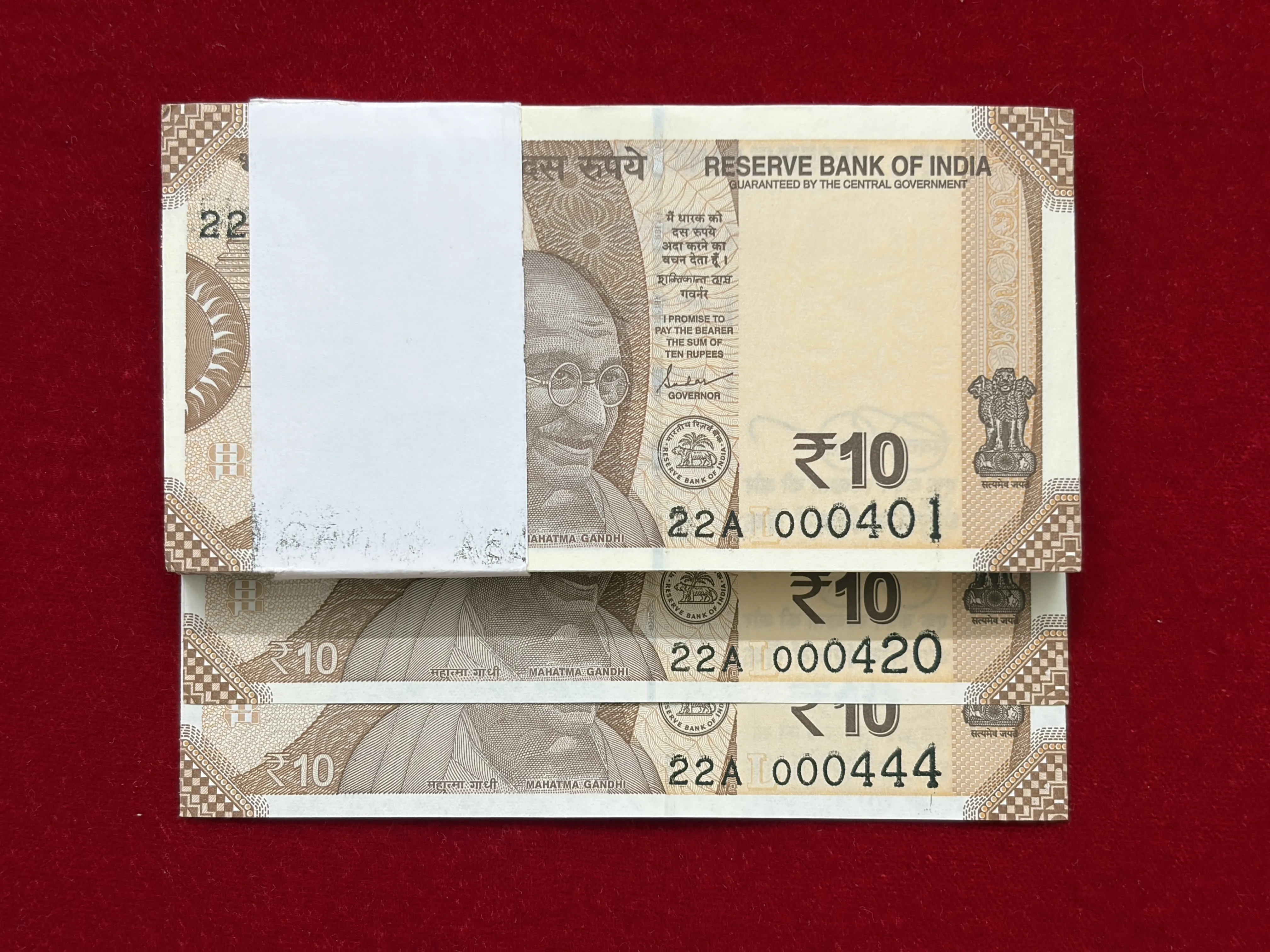India, 2019 Rupees 10 Complete Lower Serial Bundle of 100 Notes, Fancy Serial Number 000-420, 000-444, Sign. Shaktikanta Das, Inset L, UNC, (22A 000401)