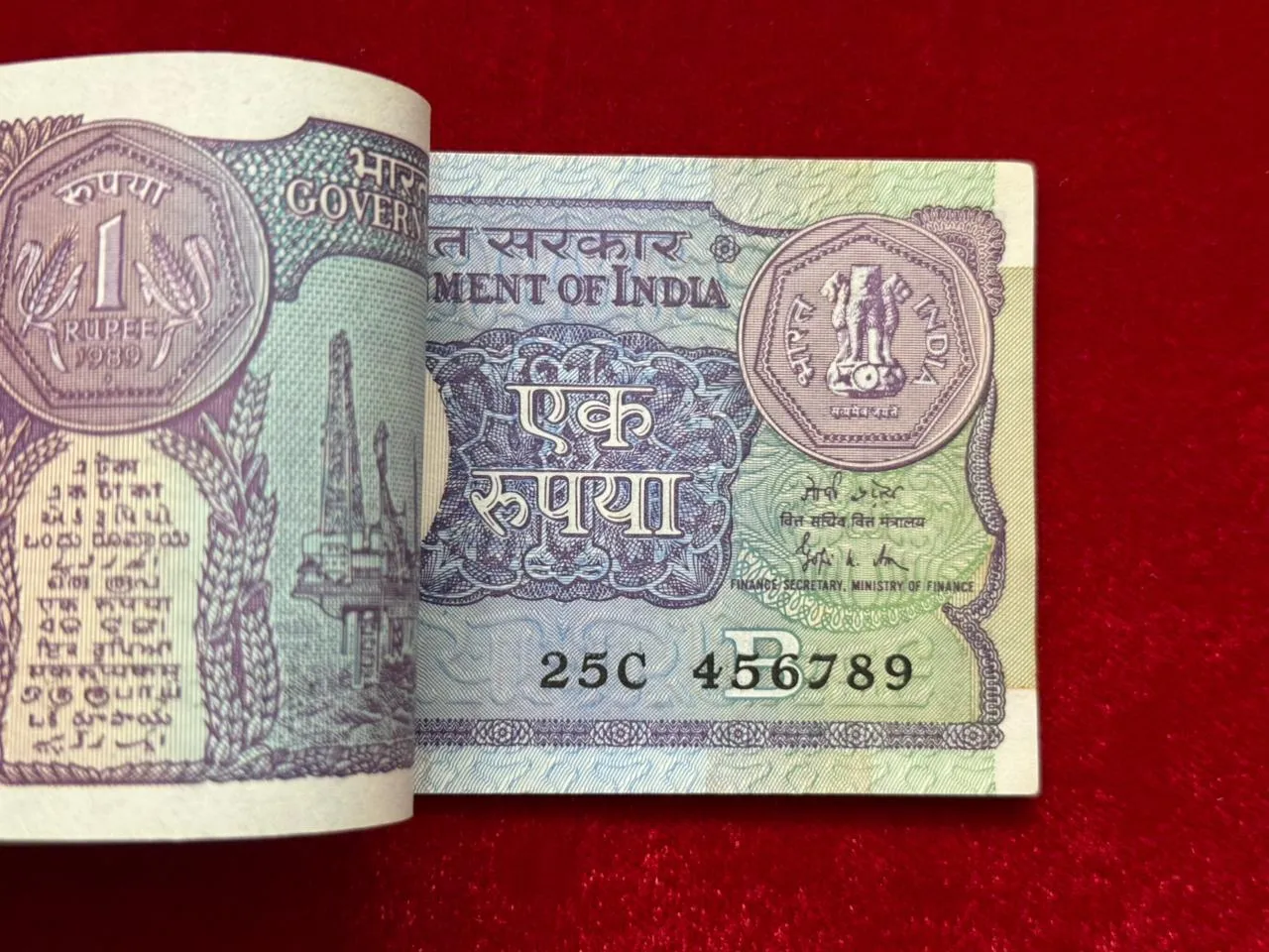 India, 1989 Rupee 1 Complete Serial Bundle of 100 Notes, Fancy Ladder Serial Number 456789, Holy Fancy Serial Number Ending 786, Sign. Gopi Kishen Arora, Inset B, UNC, (25C 456701)