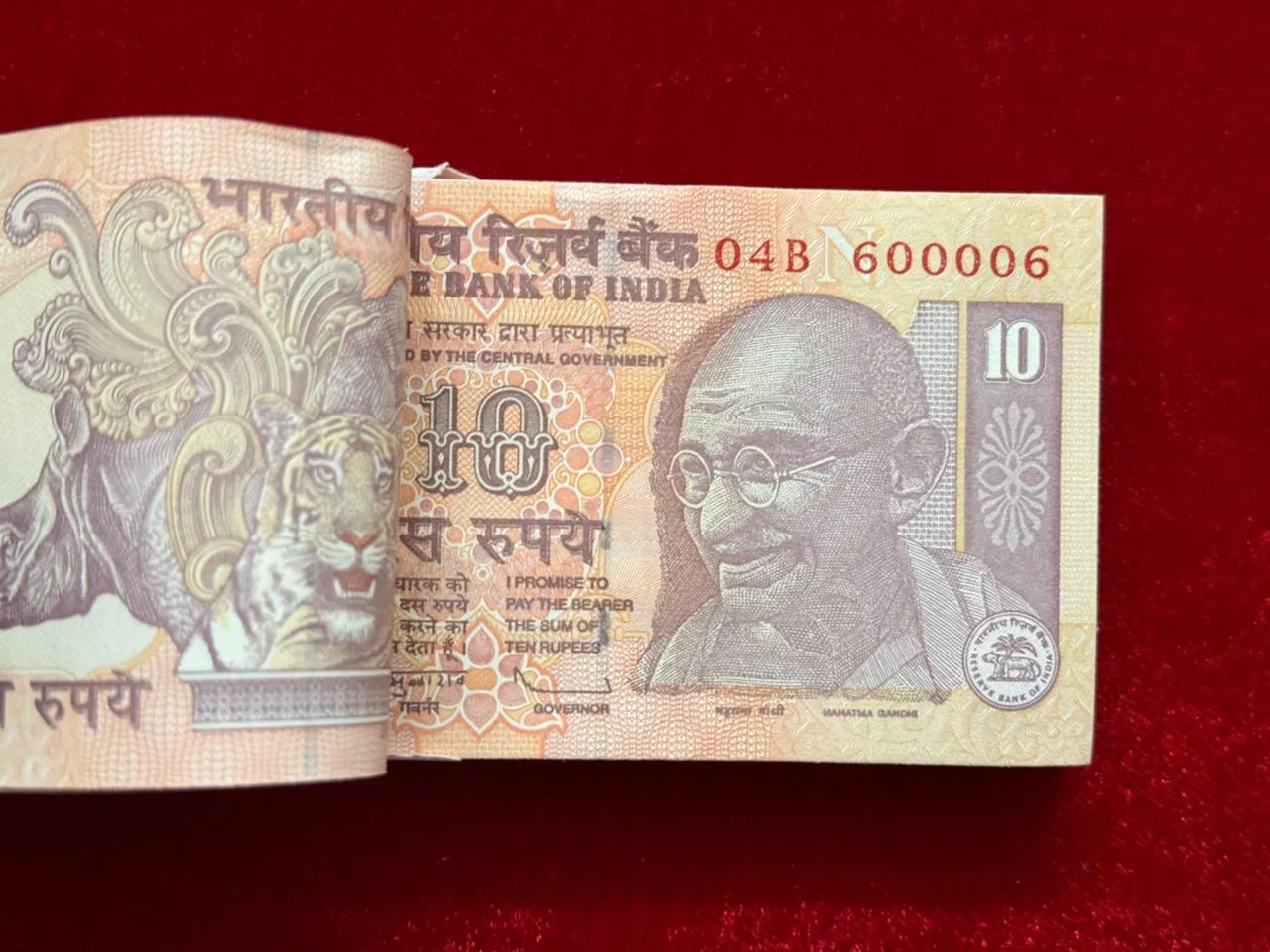 India, 2011 Rupees 10 Complete Serial Bundle of 100 Notes, Fancy Mirror Serial Number 600-006, Fancy Serial Number Ending 007 (James Bond), Sign. D. Subbarao, Inset N, UNC, (04B 600001)