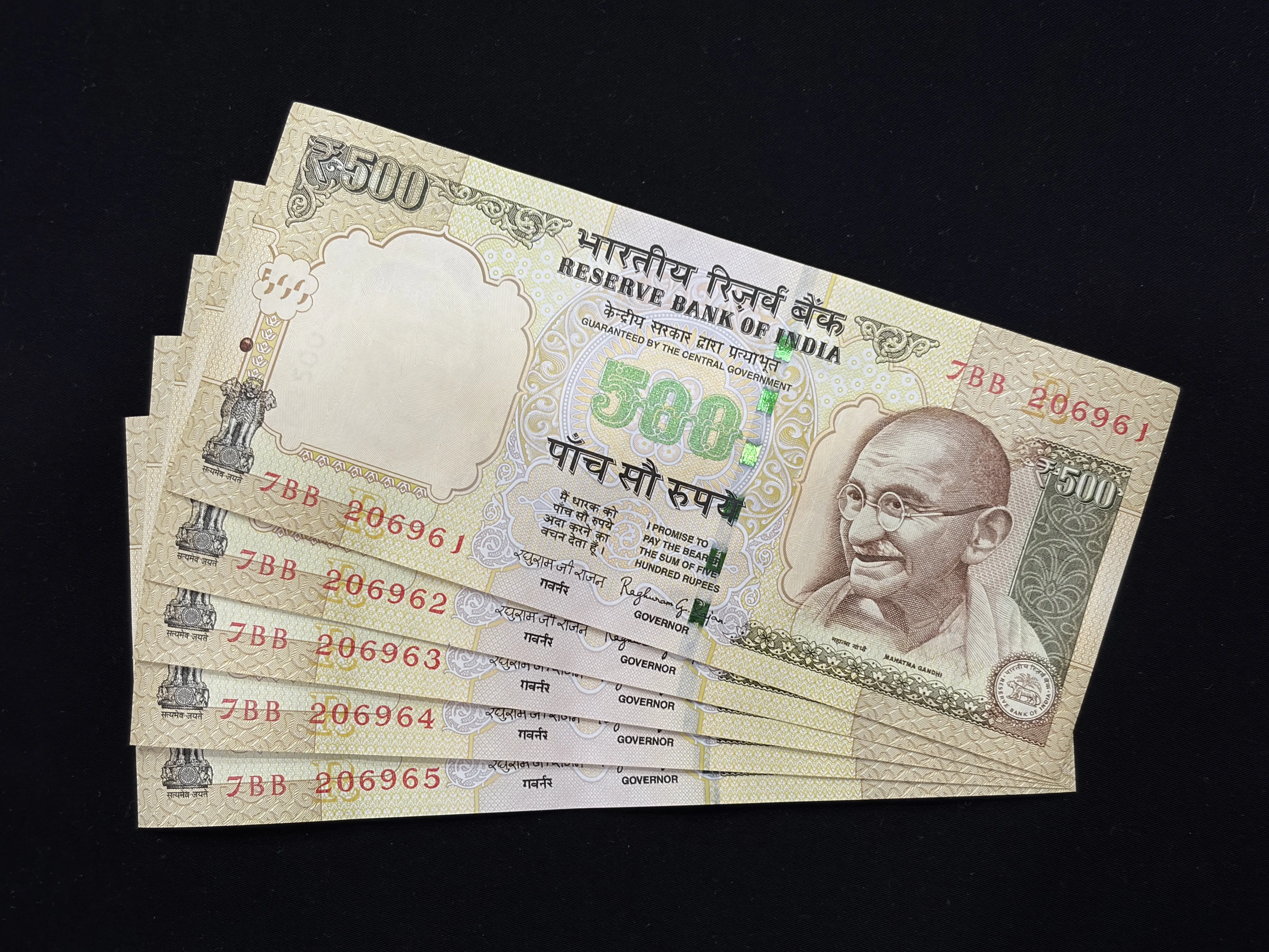 India, 2014 Rupees 500 x 5 Consecutive Serial Number Banknotes, Sign. Raghuram G. Rajan, Inset R, UNC (7BB 206961)