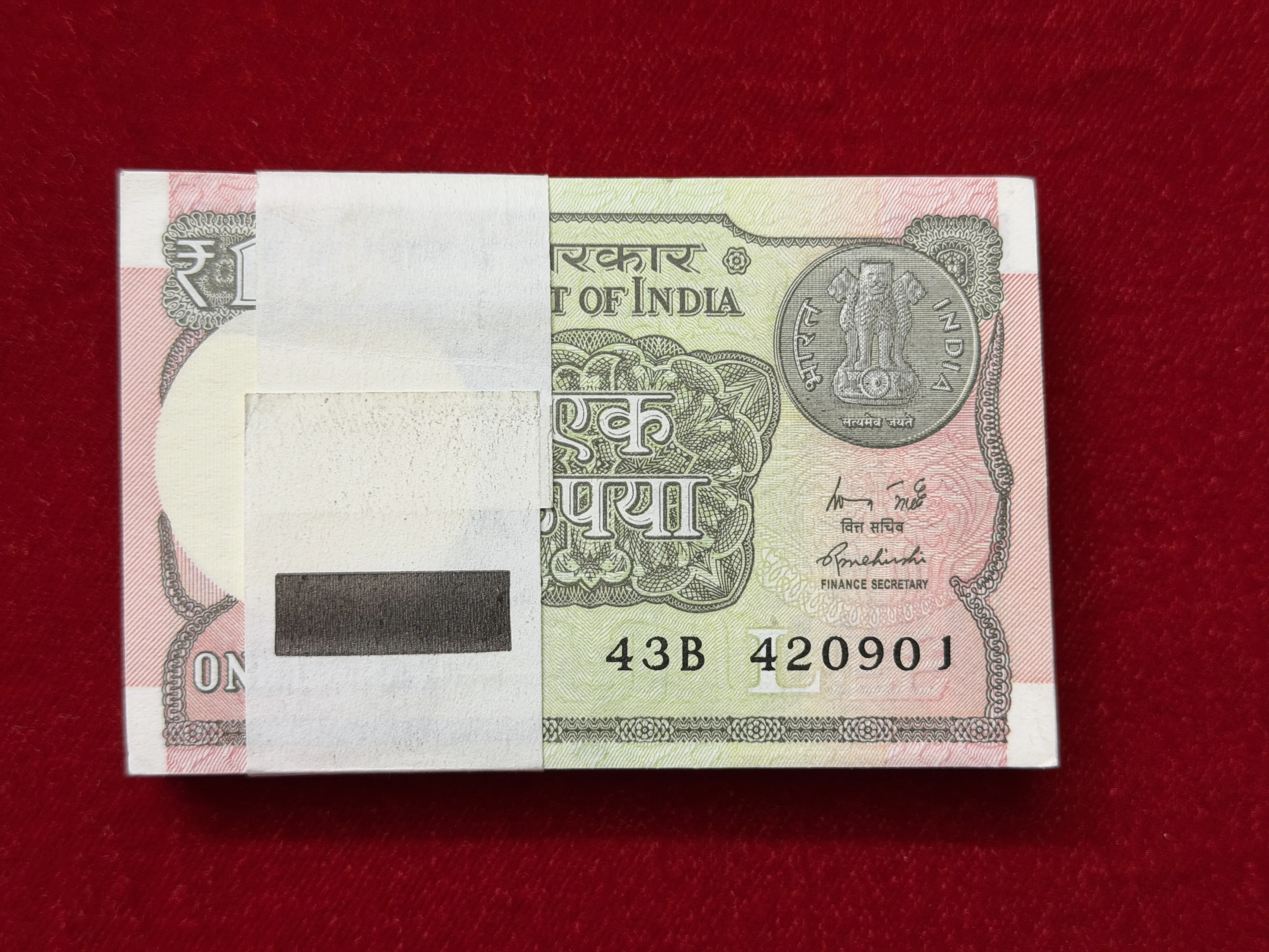 India, 2015 Rupee 1 Compete Serial Bundle of 100 Note, Fancy Serial Number Starting 420, Fancy Serial 420 -916 (Hallmark), Sign. Rajiv Mehrishi, Inset L, UNC, (43B 420901)