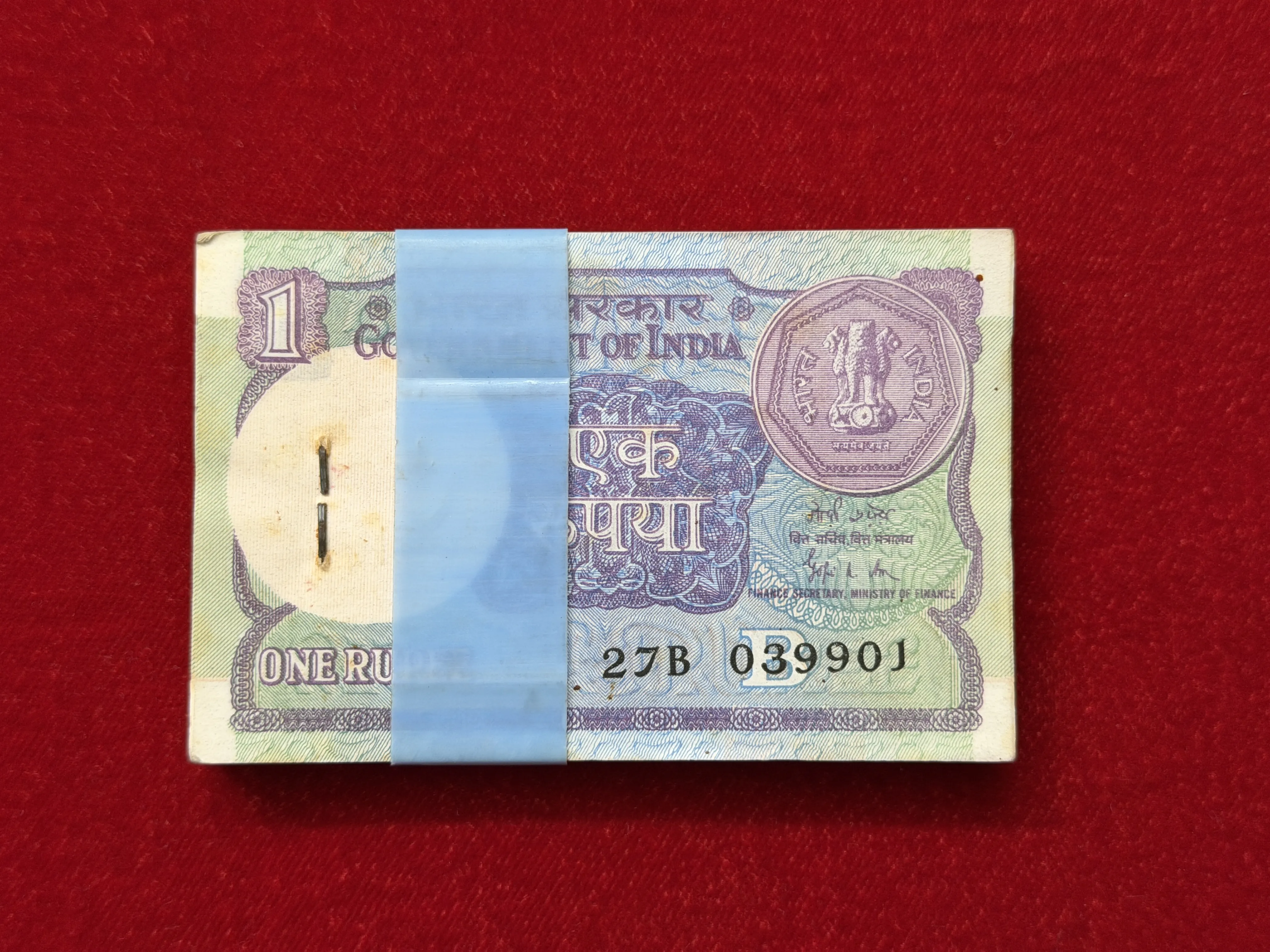 India, 1989 Rupee 1 Complete Serial Bundle of 100 Notes, Fancy Mirror Serial Number 039-930, Fancy Serial Number Ending 916 (Hallmark), Sign. Gopi Kishen Arora, Inset B, UNC, (27B 039901)