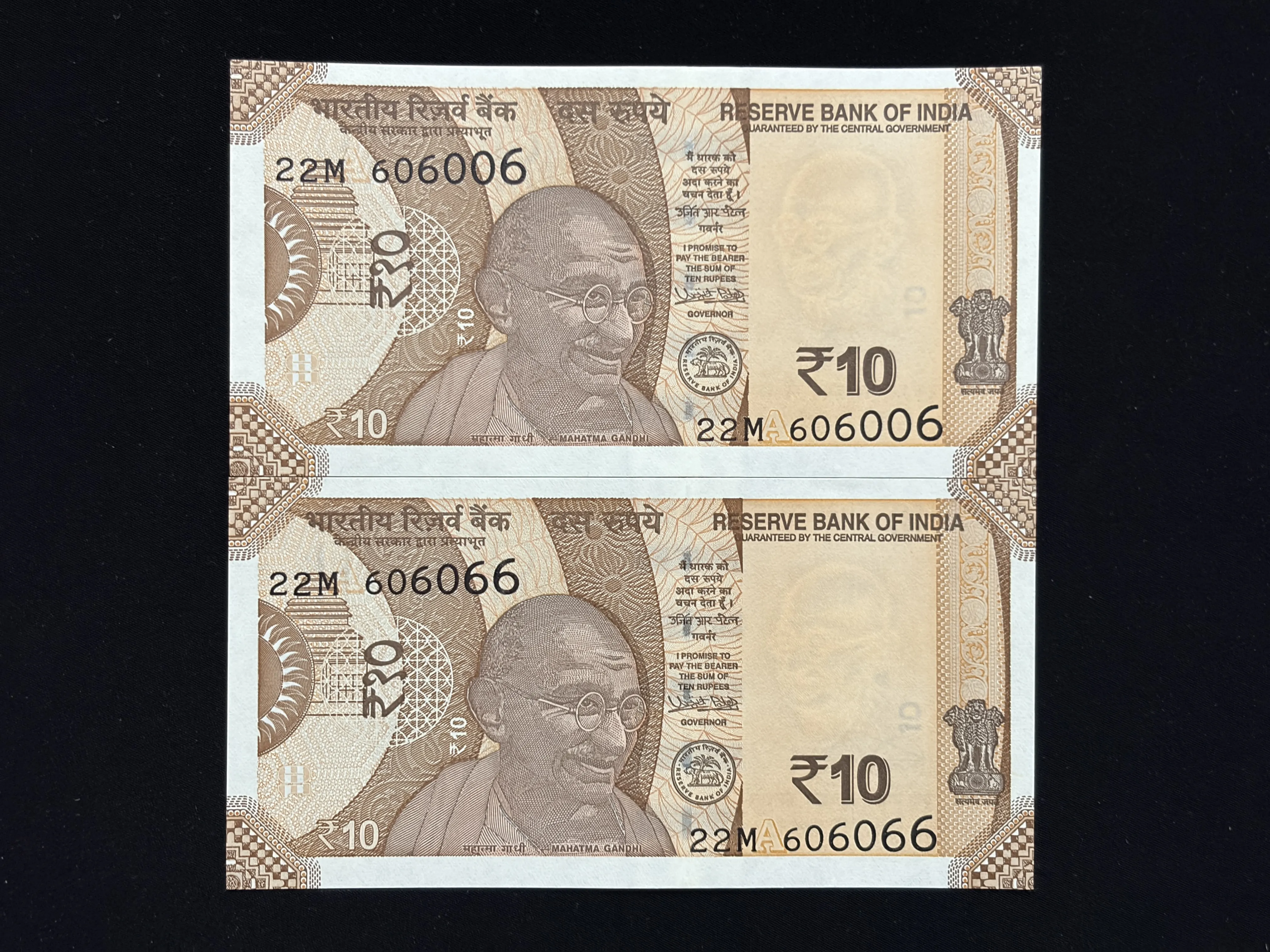 India, 2018 Rupees 10 x 2 Banknotes, Pair of Fancy Serial Number 0 Mixing 6, Sign. Urjit R. Patel, Inset A, UNC, (22M 606006)
